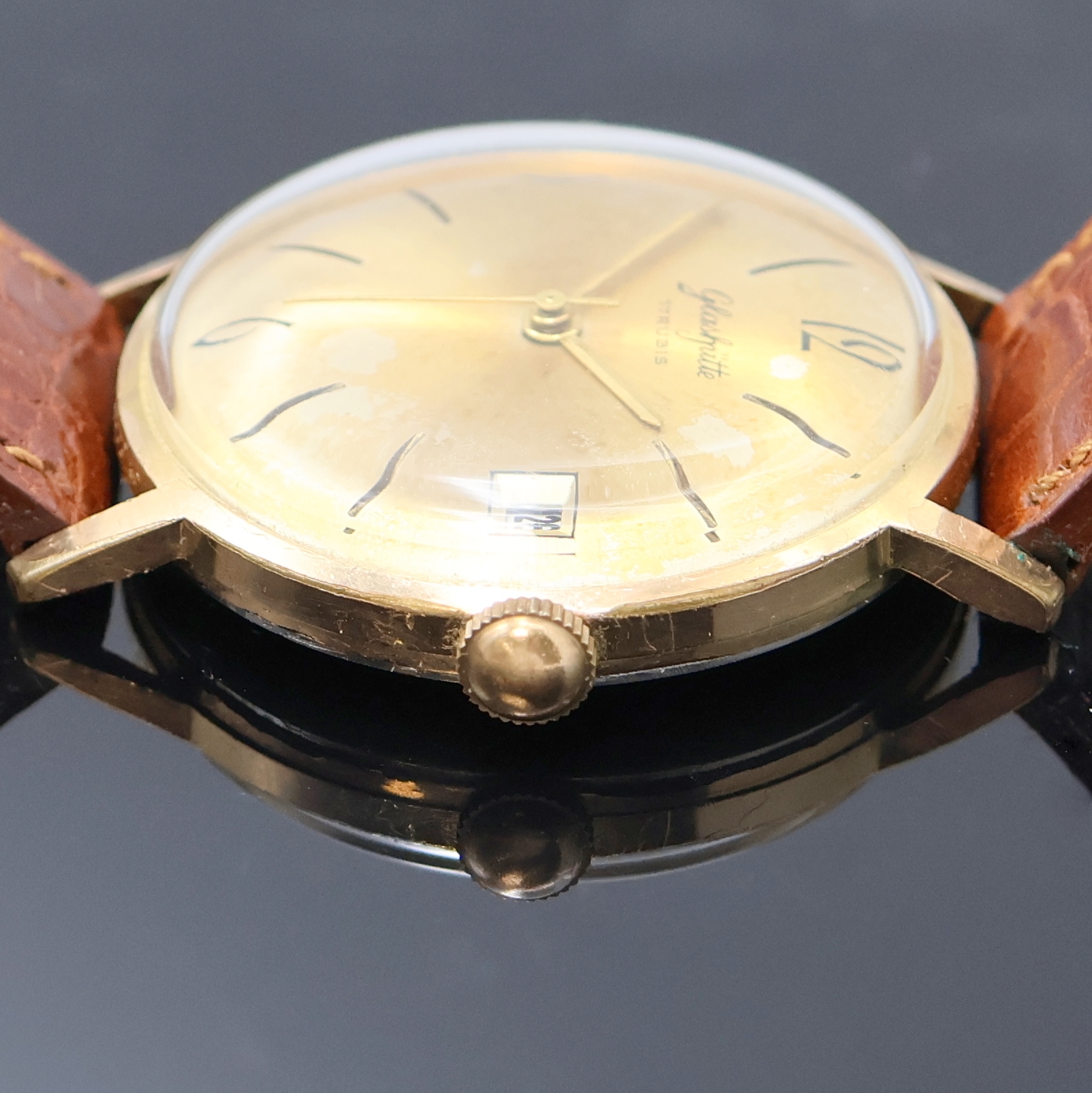 Detail c: GUB vergoldete Herrenarmbanduhr, Deutschland um 1960, Handaufzug, Edelstahlboden aufgedr., goldfarb. Zifferbl. (berieben), gold. Std.-Ind. u. Zeiger, ...