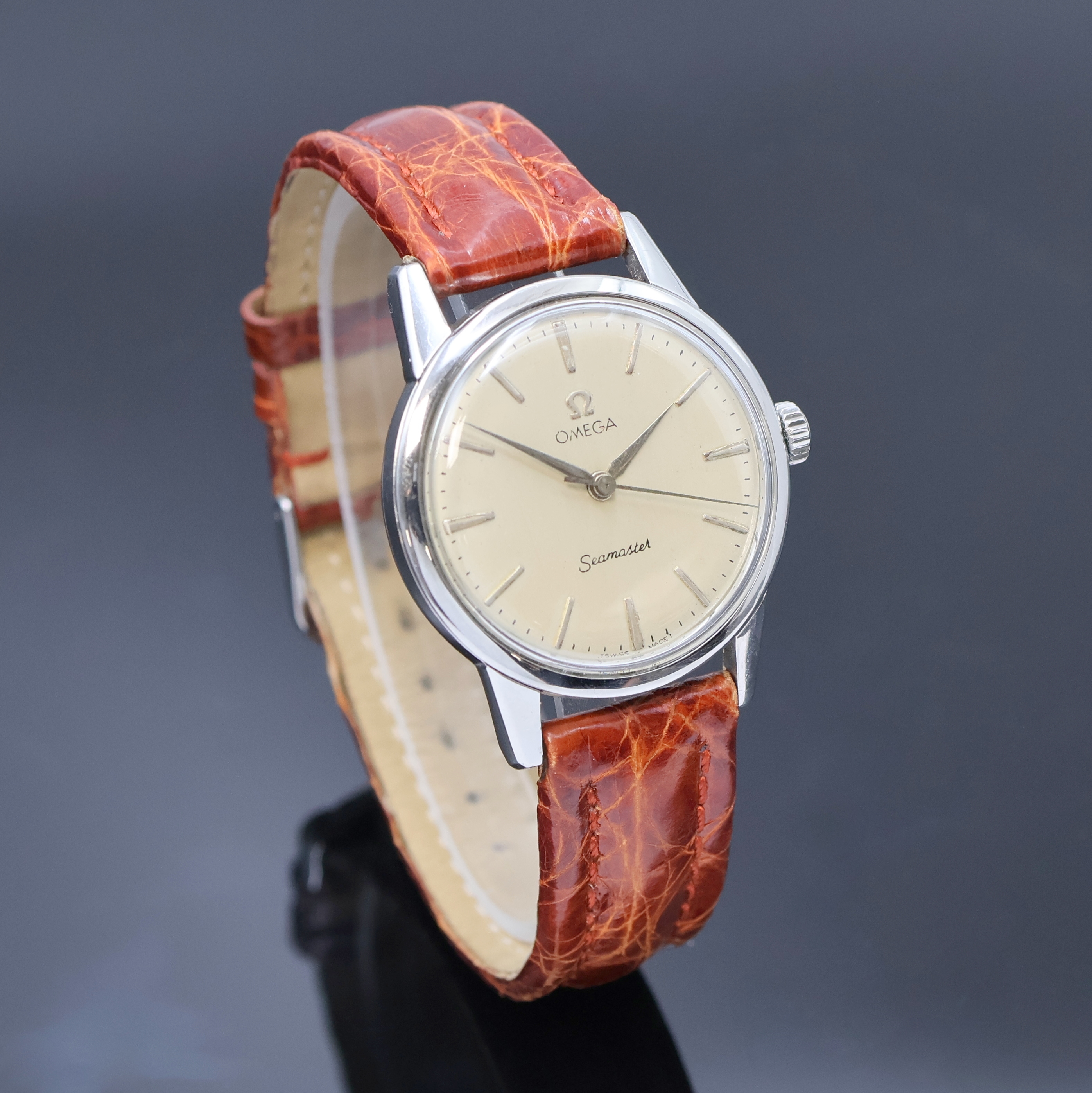 Detail b: OMEGA Seamaster Armbanduhr Referenz 14390-8-SC, Schweiz um 1962, Handaufzug, Edelstahlgeh., Boden verschr., silb. Zifferbl. m. silb. Std.-Ind. u. ...
