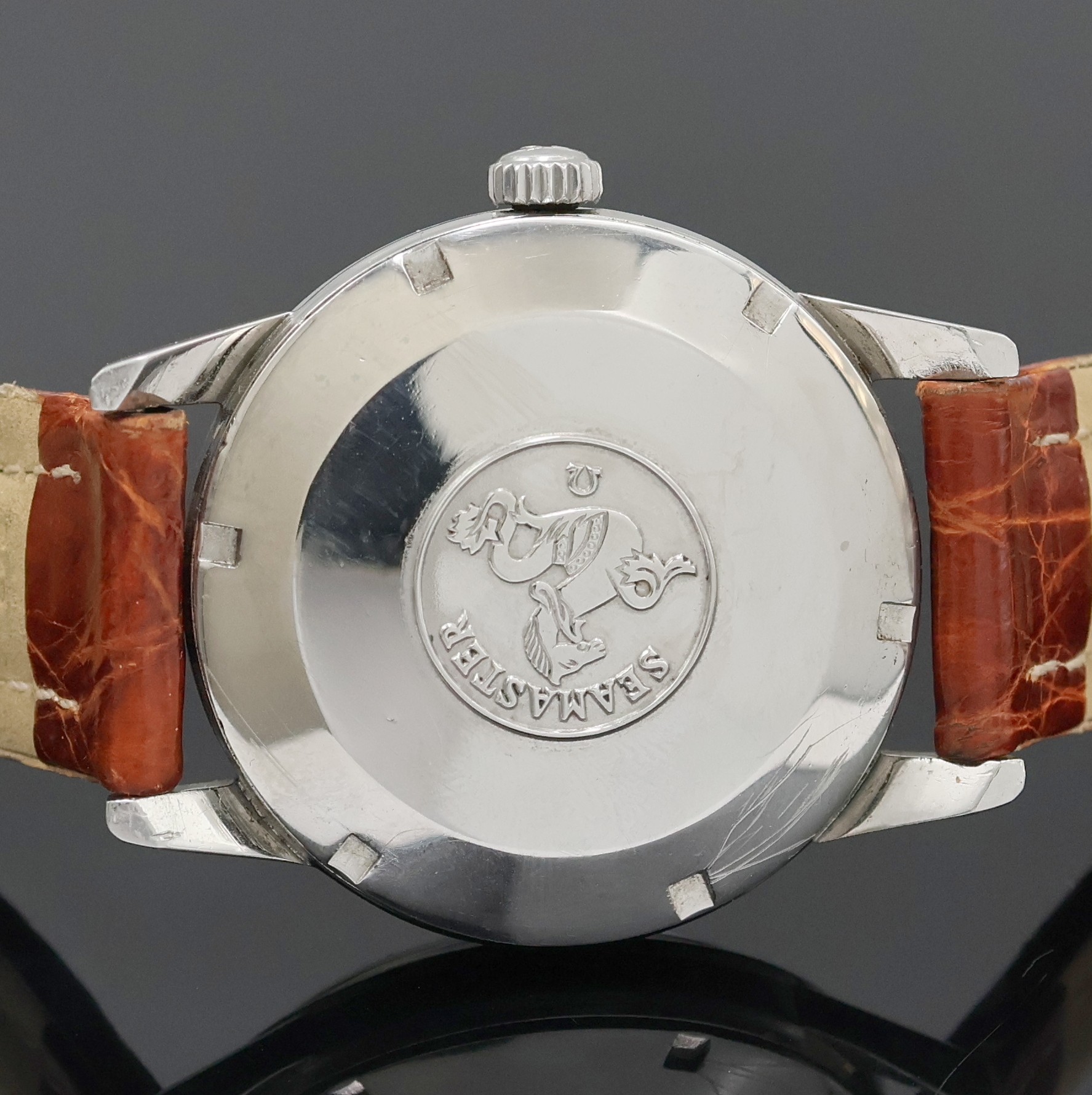 Detail d: OMEGA Seamaster Armbanduhr Referenz 14390-8-SC, Schweiz um 1962, Handaufzug, Edelstahlgeh., Boden verschr., silb. Zifferbl. m. silb. Std.-Ind. u. ...
