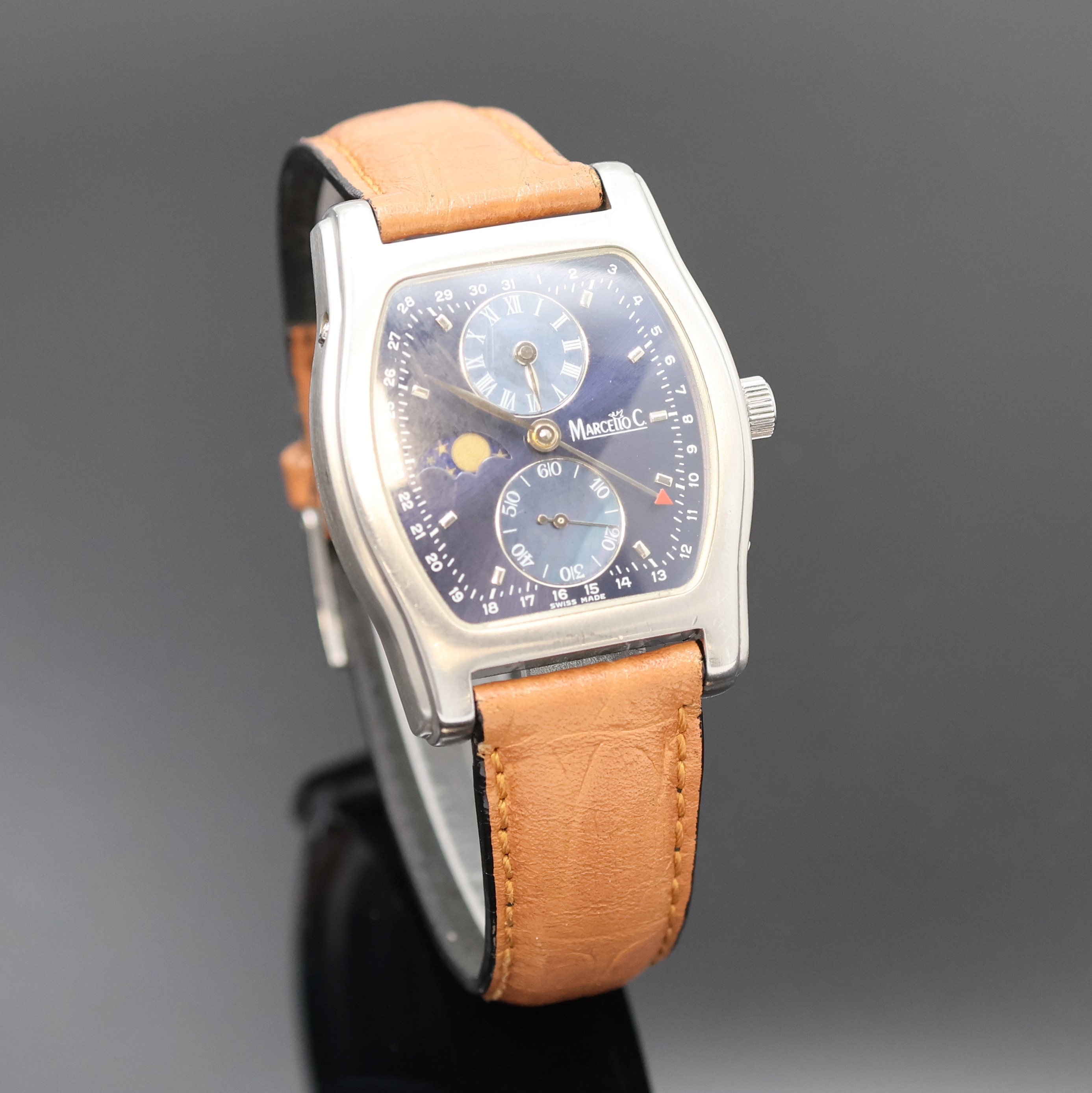 Detail b: MARCELLO C Regulateur Armbanduhr mit Mondphase, Schweiz um 1990, Handaufzug, beids. vergl. Stahlgehäuse, Boden m. Monogramm 4-fach verschr., ...