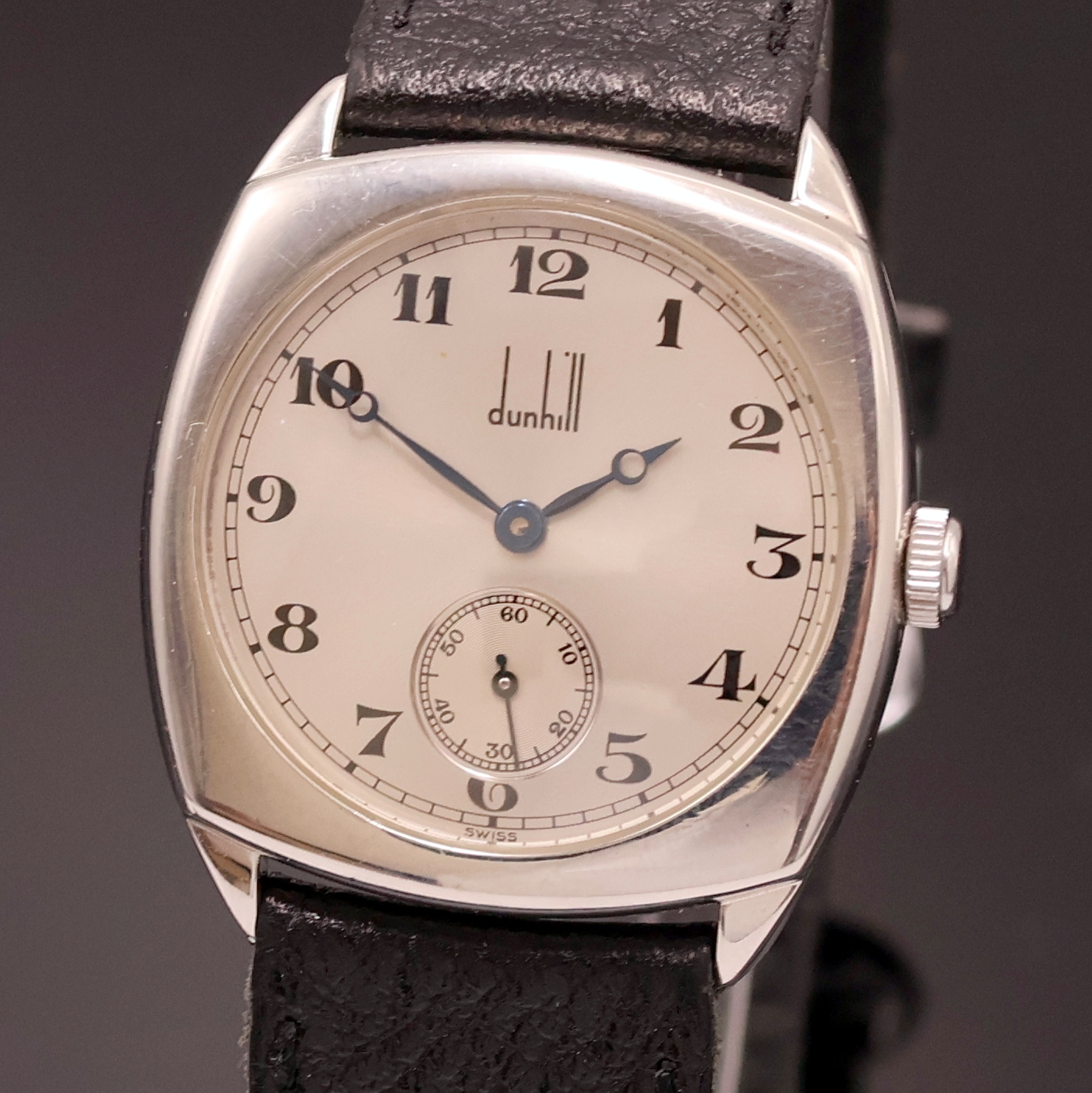 Detail a: DUNHILL Mechanical Armbanduhr in Stahl, Schweiz um 2005, Handaufzug, 4-fach verschr. Carré-Cambré-Geh., grau-silb. Zifferbl., arab. Zahlen, kl. ...