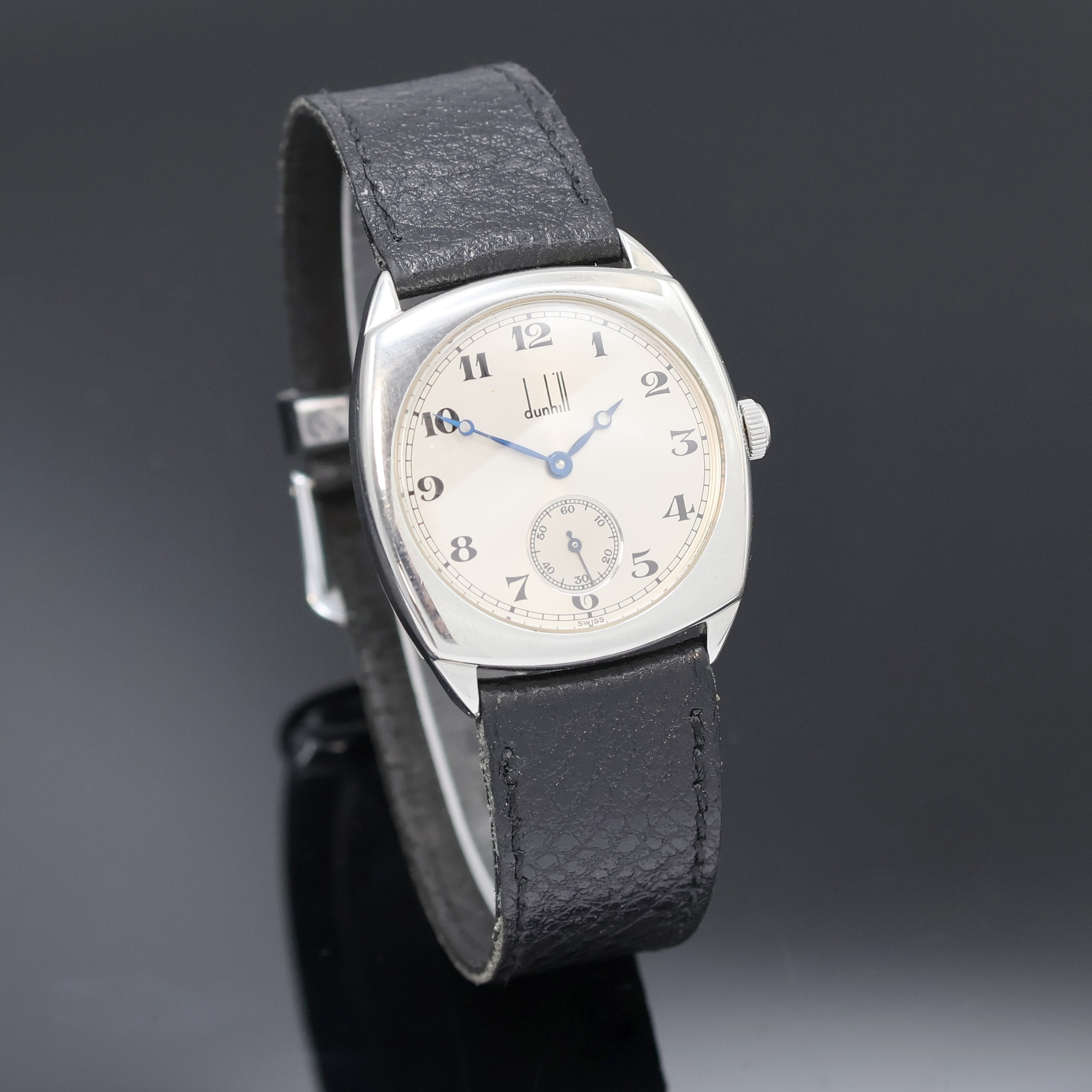 Detail b: DUNHILL Mechanical Armbanduhr in Stahl, Schweiz um 2005, Handaufzug, 4-fach verschr. Carré-Cambré-Geh., grau-silb. Zifferbl., arab. Zahlen, kl. ...