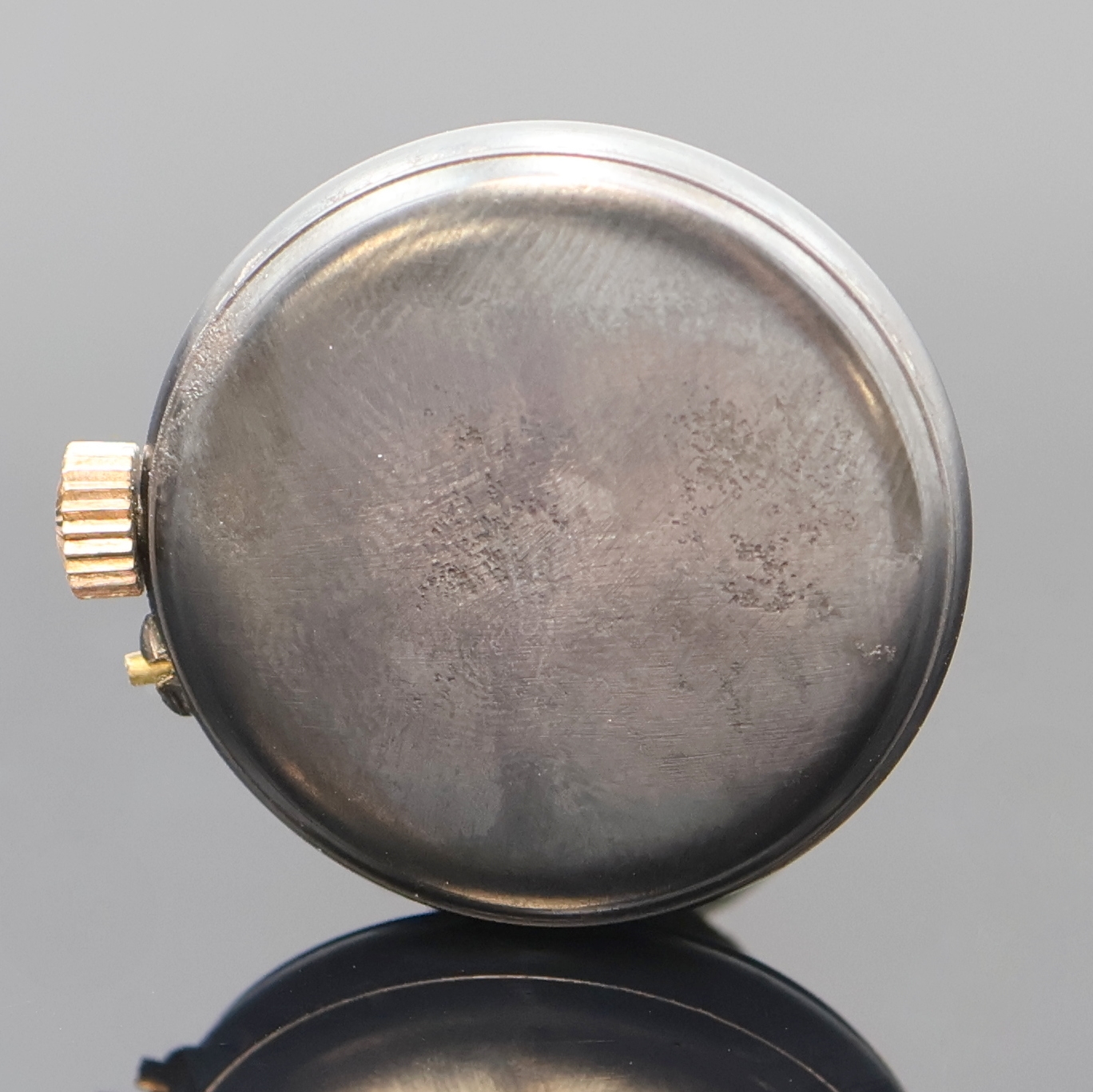 Detail b: Knopflochuhr im brüniertem Gehäuse, Schweiz um 1910, Boden aufgedr., Lünette m. Perlen bes., Emailzifferbl. m. arab. Zahlen, gold. Zeiger, verg. ...