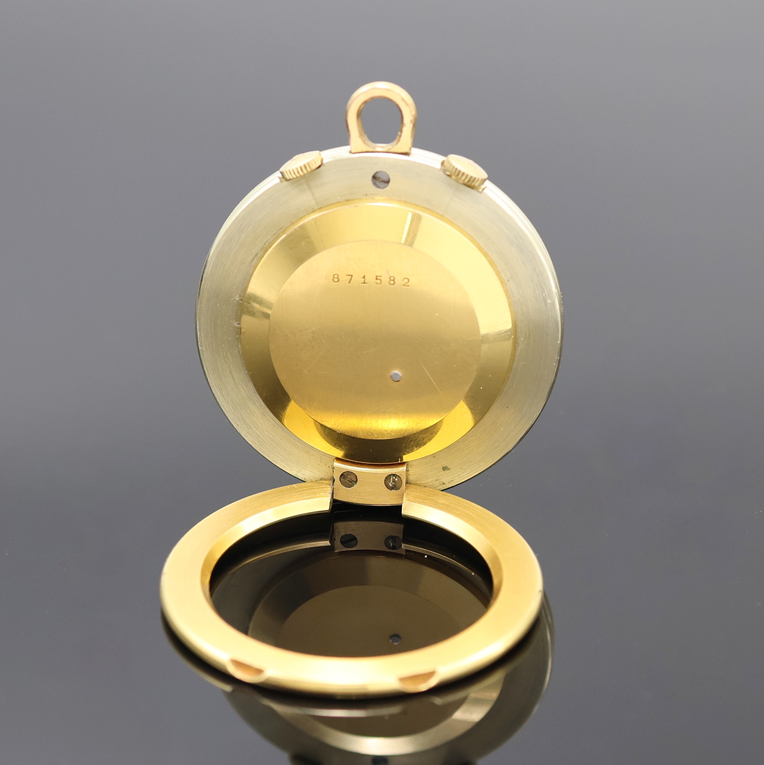 Detail a: GÜBELIN / LeCoultre Ipso Vox kleiner Tischwecker, Schweiz um 1950, Handaufzug, verg. Geh., Boden aufgedr., silb. Zifferbl. m. gold. Std.-Ind., gold. ...