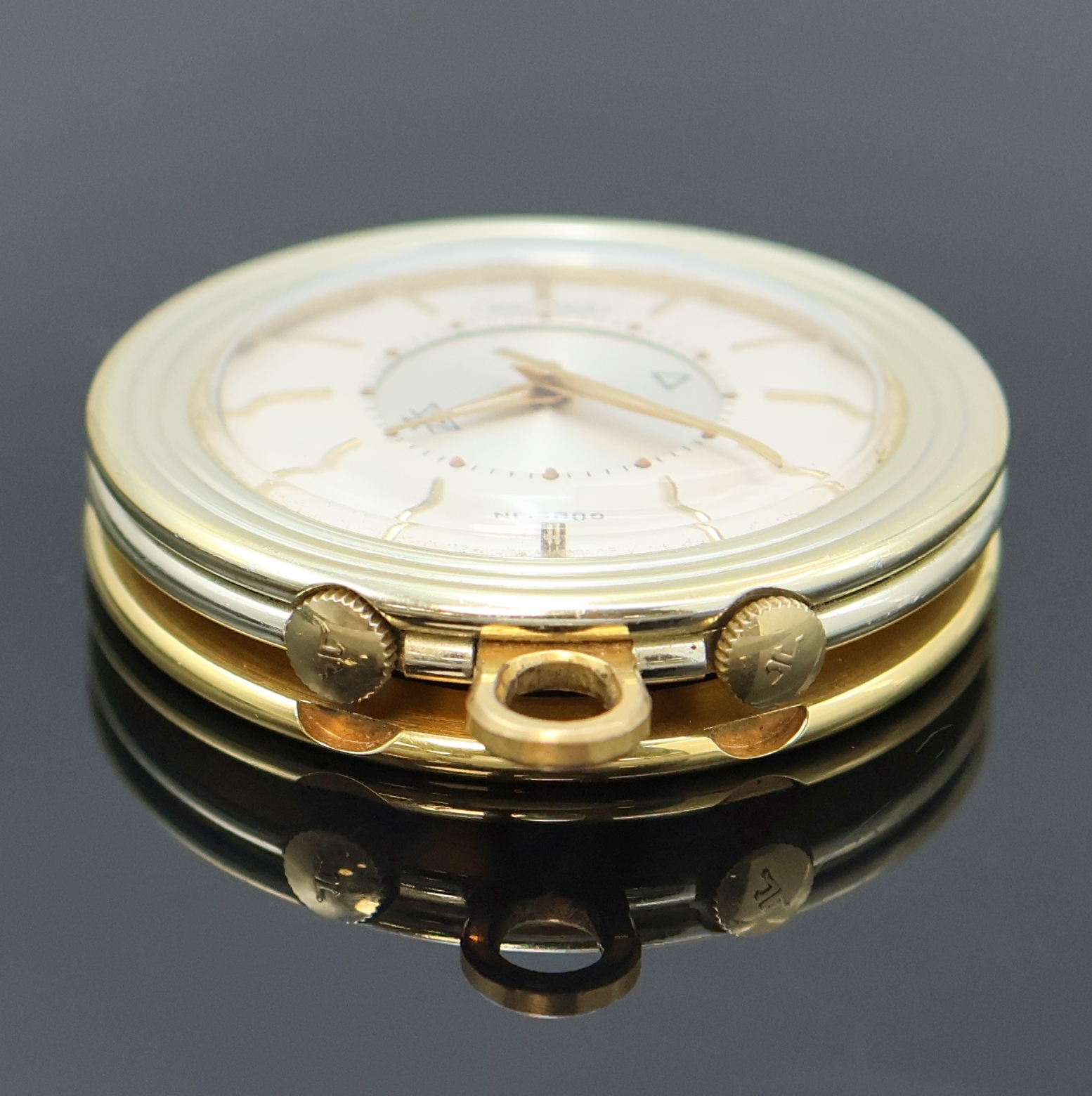 Detail b: GÜBELIN / LeCoultre Ipso Vox kleiner Tischwecker, Schweiz um 1950, Handaufzug, verg. Geh., Boden aufgedr., silb. Zifferbl. m. gold. Std.-Ind., gold. ...