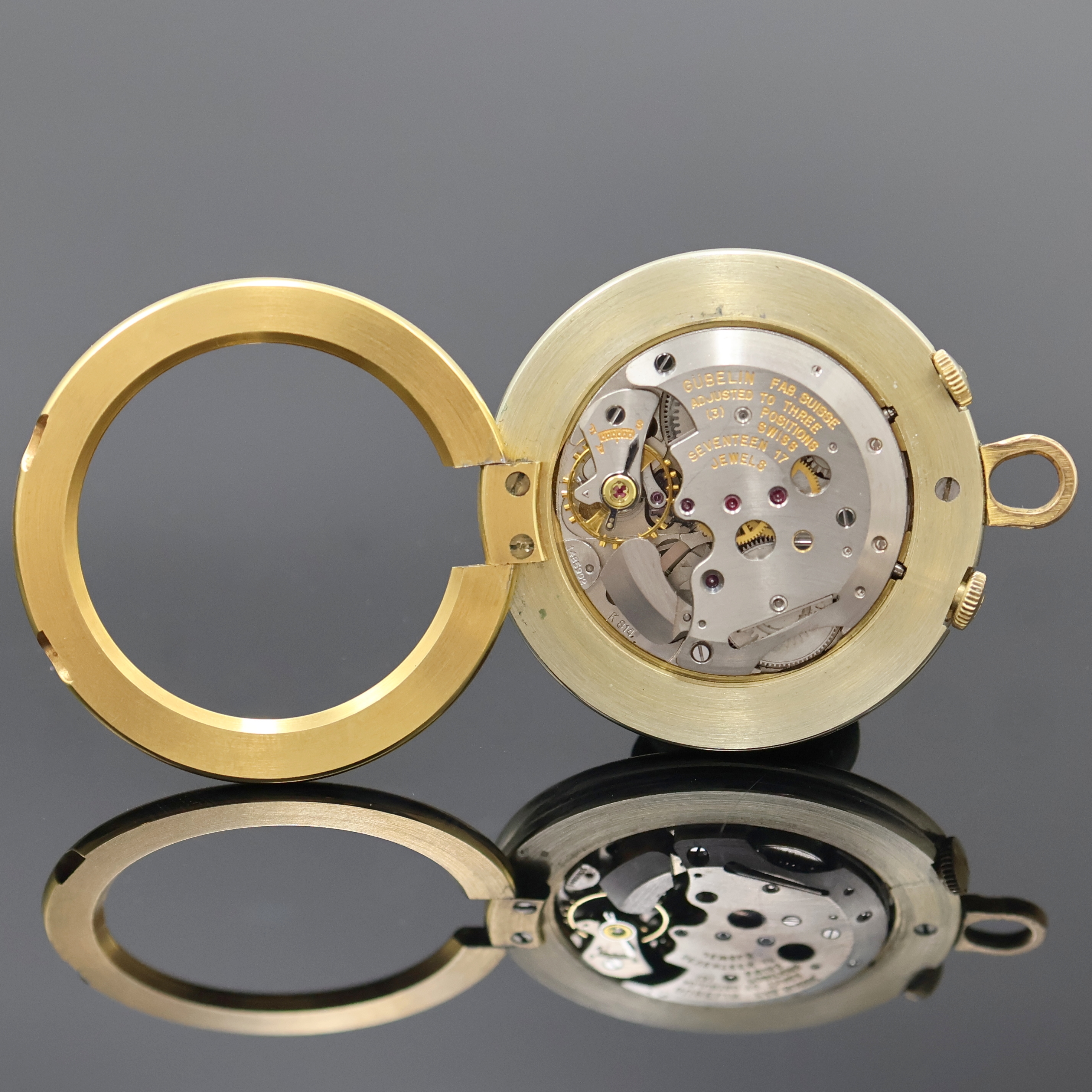 Detail c: GÜBELIN / LeCoultre Ipso Vox kleiner Tischwecker, Schweiz um 1950, Handaufzug, verg. Geh., Boden aufgedr., silb. Zifferbl. m. gold. Std.-Ind., gold. ...