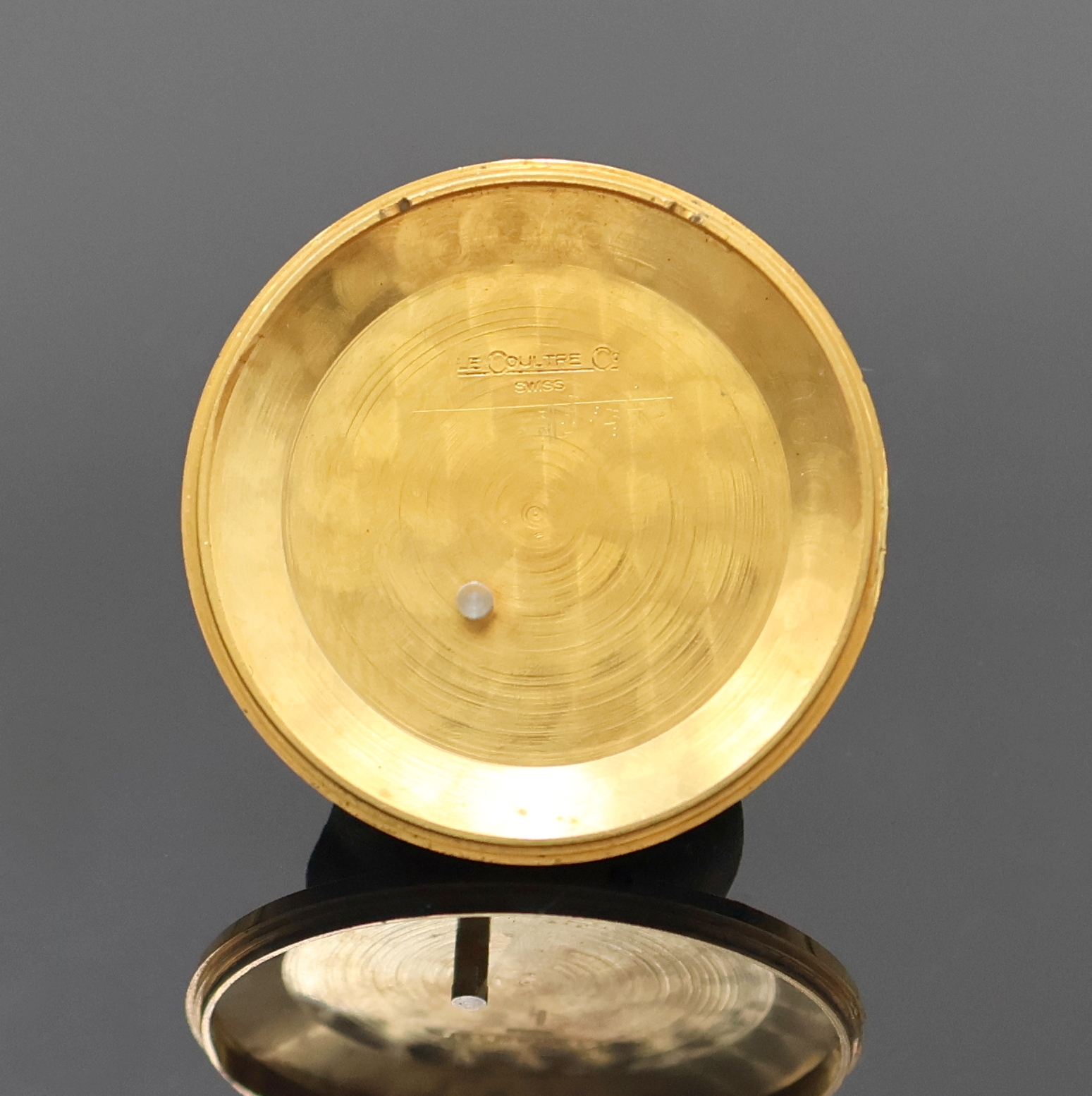 Detail d: GÜBELIN / LeCoultre Ipso Vox kleiner Tischwecker, Schweiz um 1950, Handaufzug, verg. Geh., Boden aufgedr., silb. Zifferbl. m. gold. Std.-Ind., gold. ...