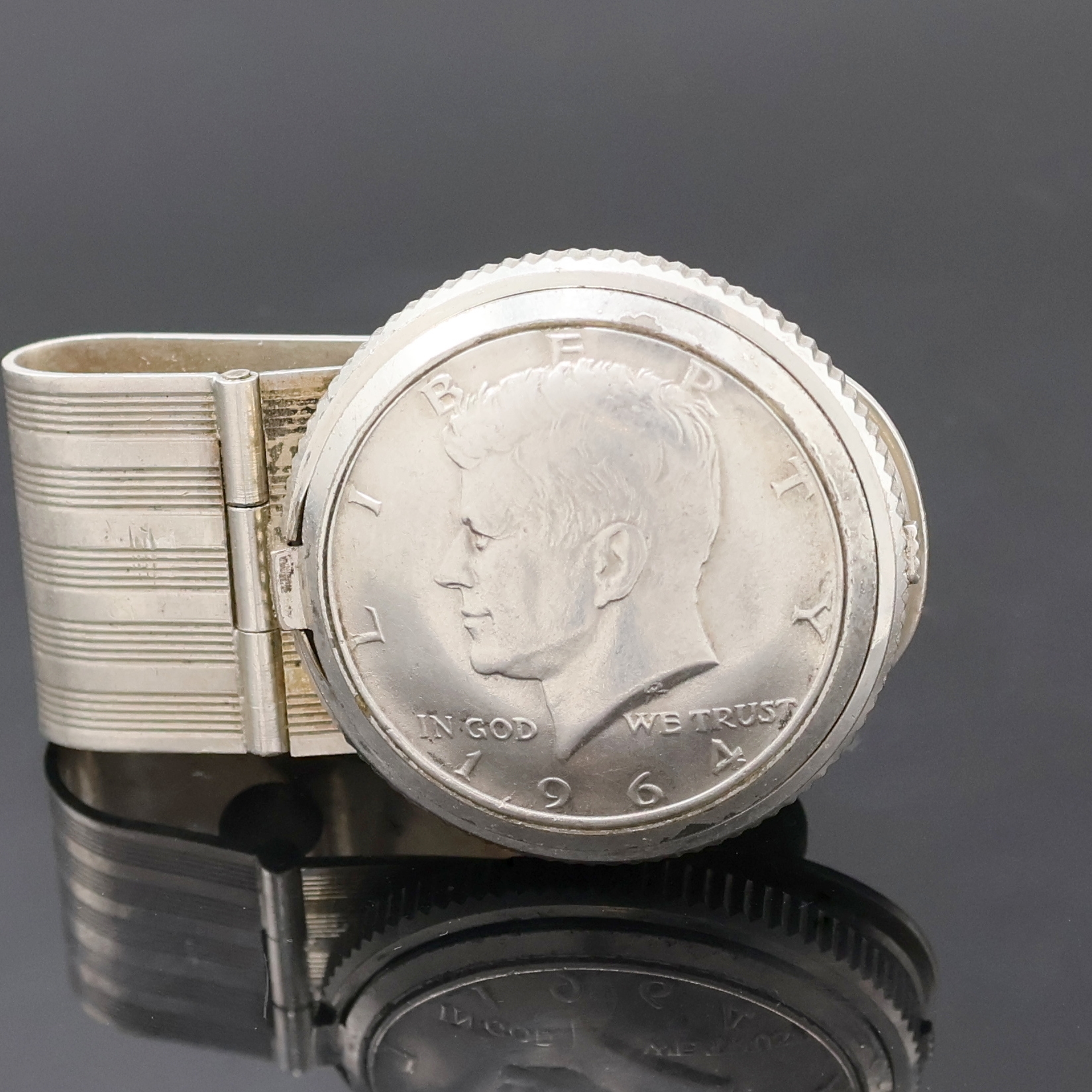 Detail d: TECHNOS und TRIUSA 2 ausgefallene Uhren, Schweiz um 1930/1965, Handaufzug, 1x TRIUSA Schlüsselring mit Uhr in Nickel, 1x Coins- Watch m. ...