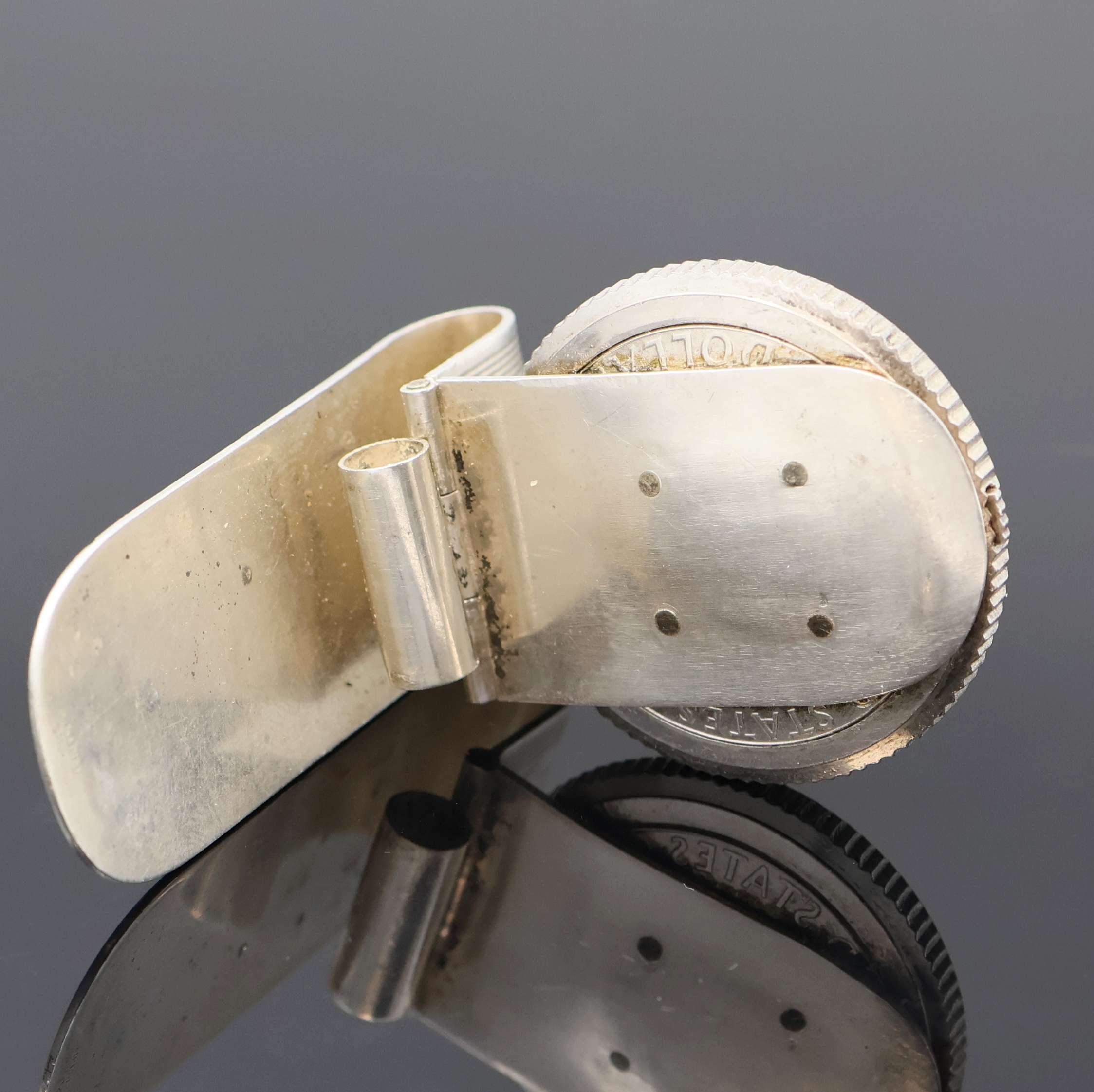 Detail e: TECHNOS und TRIUSA 2 ausgefallene Uhren, Schweiz um 1930/1965, Handaufzug, 1x TRIUSA Schlüsselring mit Uhr in Nickel, 1x Coins- Watch m. ...