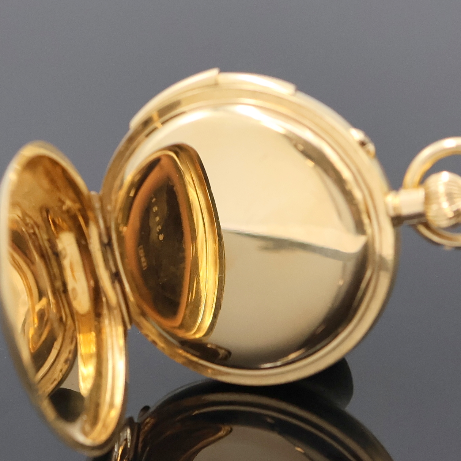 Detail d: Halbsavonette in GG 755/000 mit 1/4 Stundenrepetition, Schweiz um 1910, glattes Geh. l. dell., Goldcuvette, Sprungdeckel m. röm. Zahlen, ...