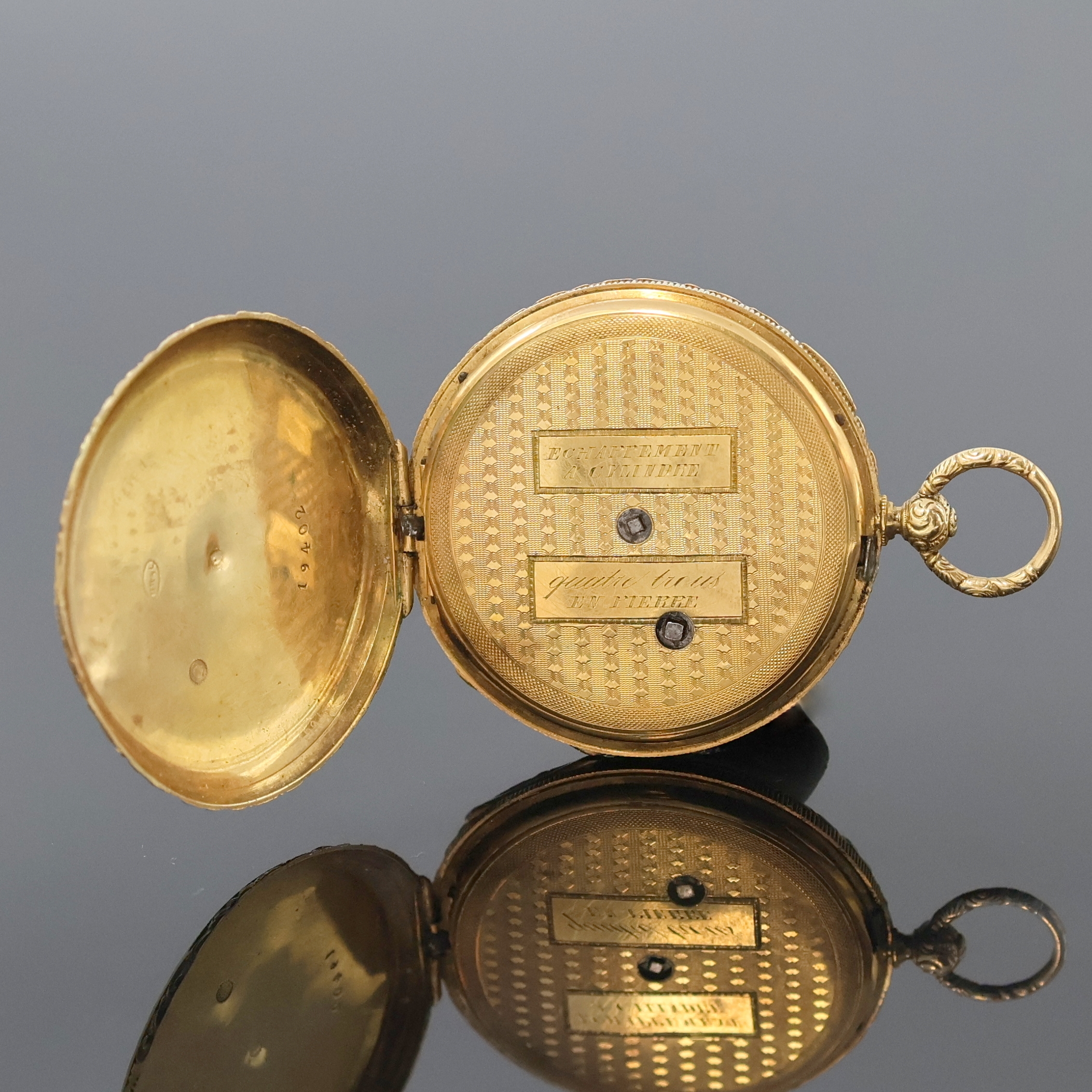 Detail b: Zylindertaschenuhr in GG 750/000, Schweiz um 1870, floral grav. Geh. u. Rückdeckel, Goldcuvette, Emailzifferbl. riss., röm. Zahlen, gebl. Zeiger ...