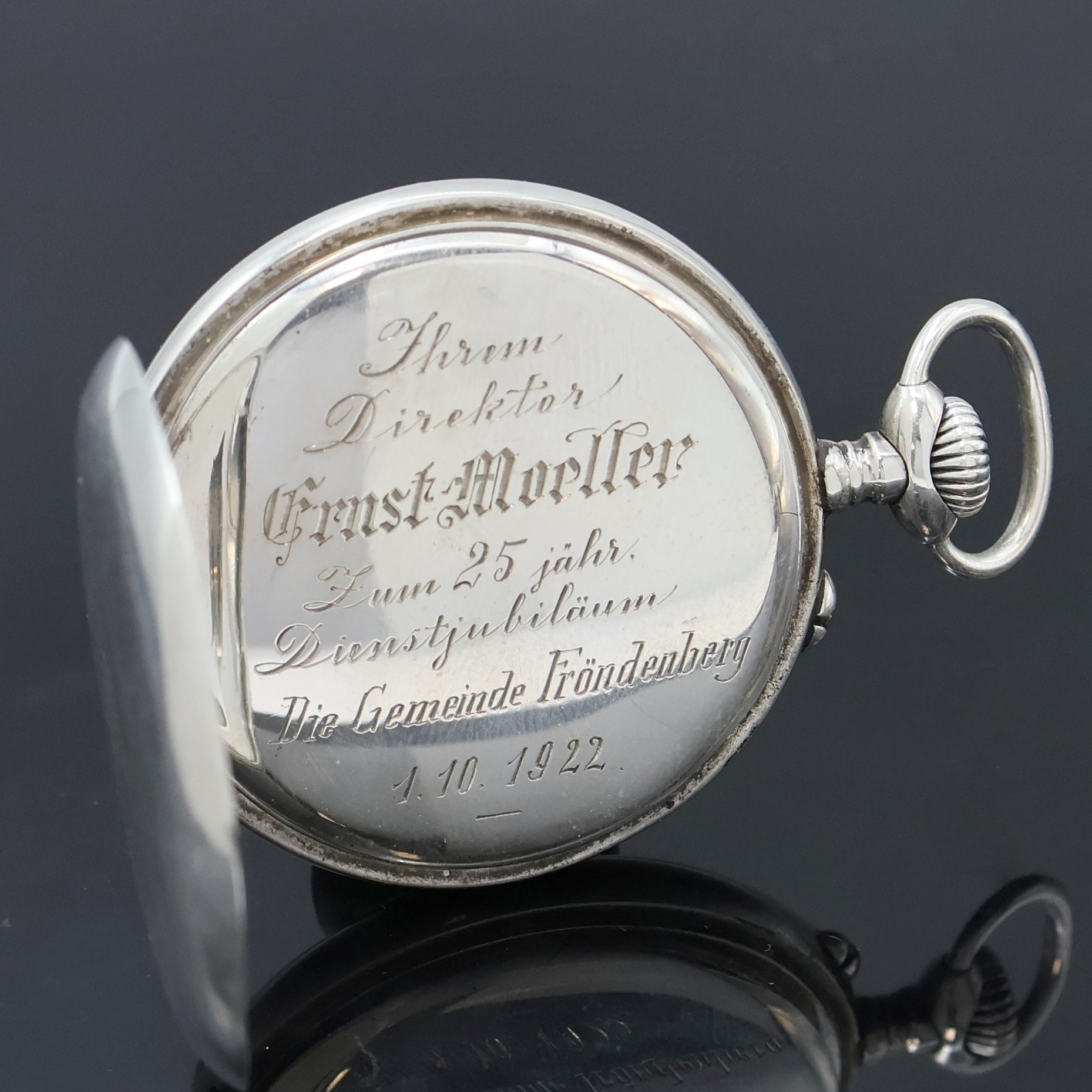 Detail b: J.ASSMANN Glashütte offene Taschenuhr in 900er Silber, Deutschland um 1920, glattes Geh. l. dell., Silbercuvette m. Widmung, Emailzifferbl. m. ...