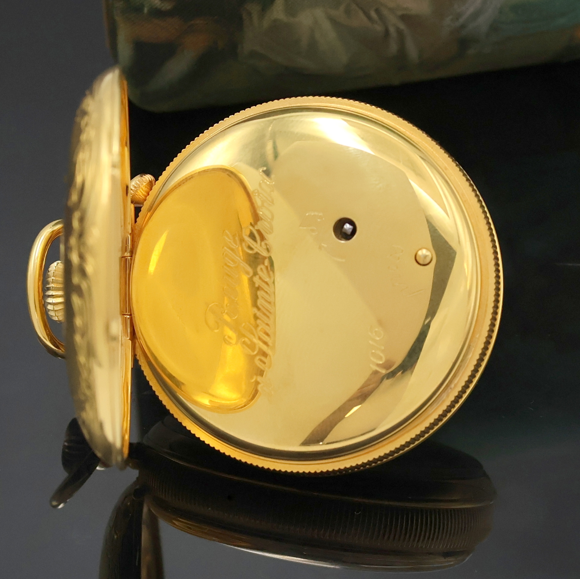 Detail c: REUGE Taschenuhr mit Wecker-Spieluhr und Figurenautomat, Schweiz um 1990, verg. Geh., Rückdeckel m. grav. Musikinstrumenten, weißes Zifferbl. b. ...