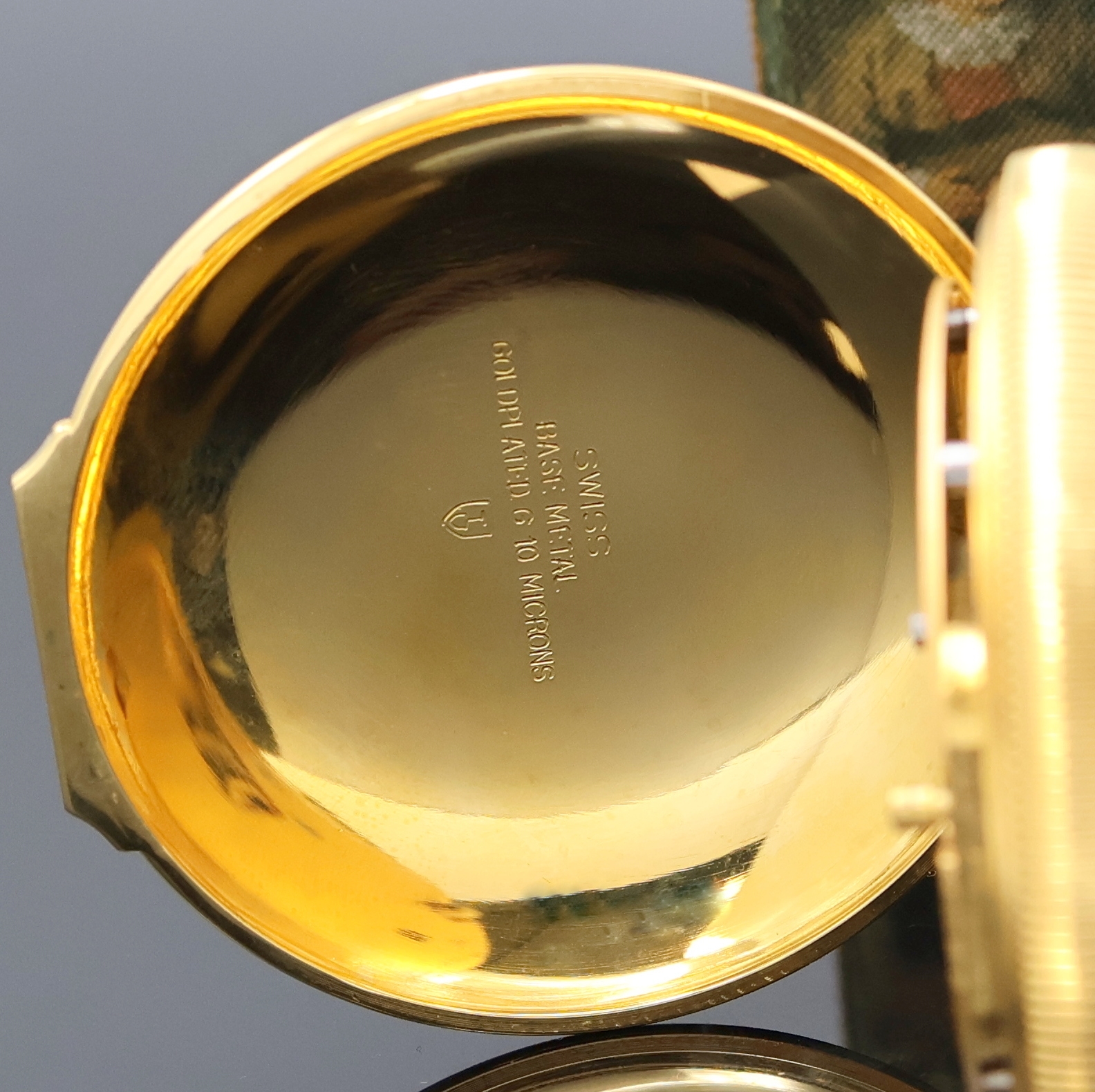 Detail d: REUGE Taschenuhr mit Wecker-Spieluhr und Figurenautomat, Schweiz um 1990, verg. Geh., Rückdeckel m. grav. Musikinstrumenten, weißes Zifferbl. b. ...