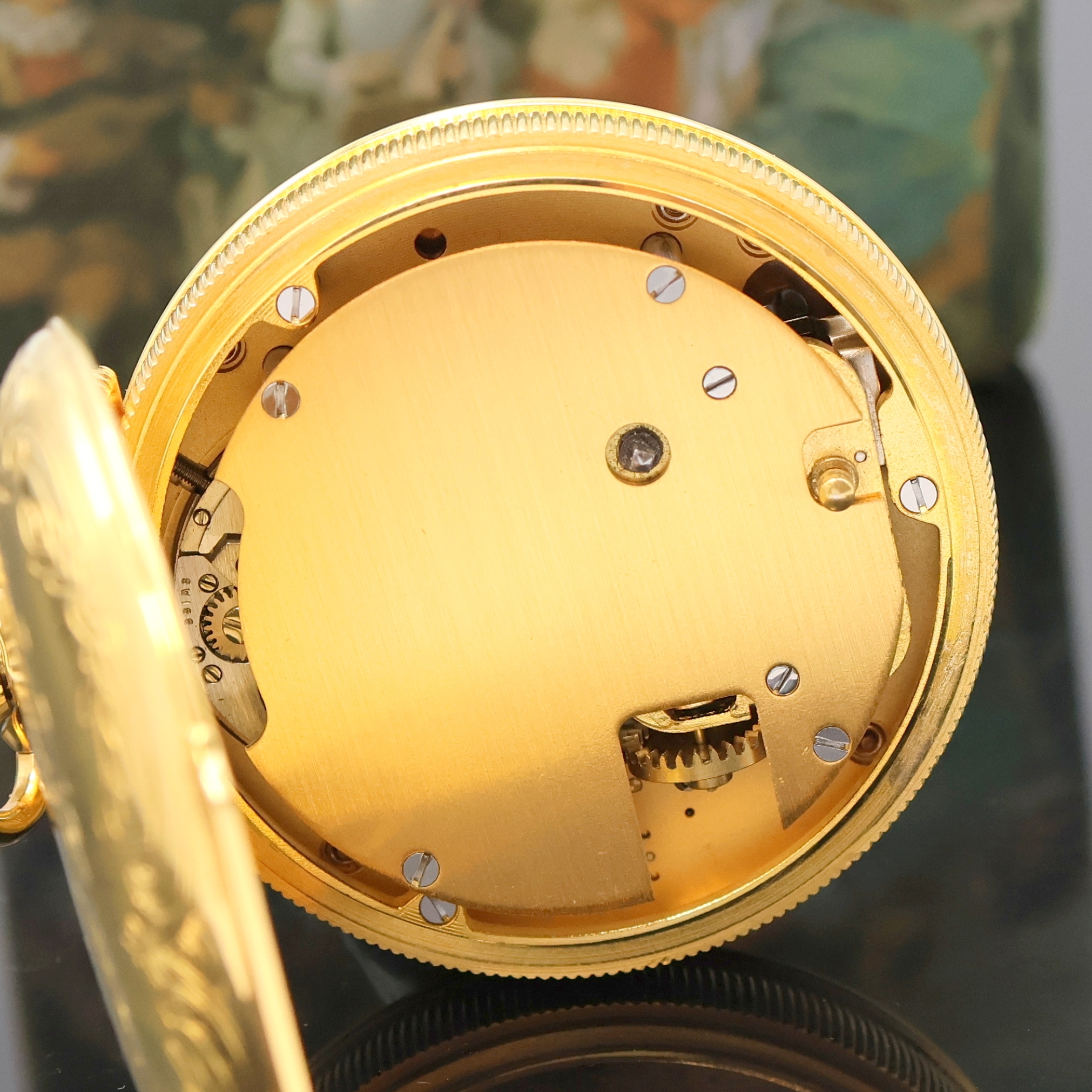 Detail e: REUGE Taschenuhr mit Wecker-Spieluhr und Figurenautomat, Schweiz um 1990, verg. Geh., Rückdeckel m. grav. Musikinstrumenten, weißes Zifferbl. b. ...