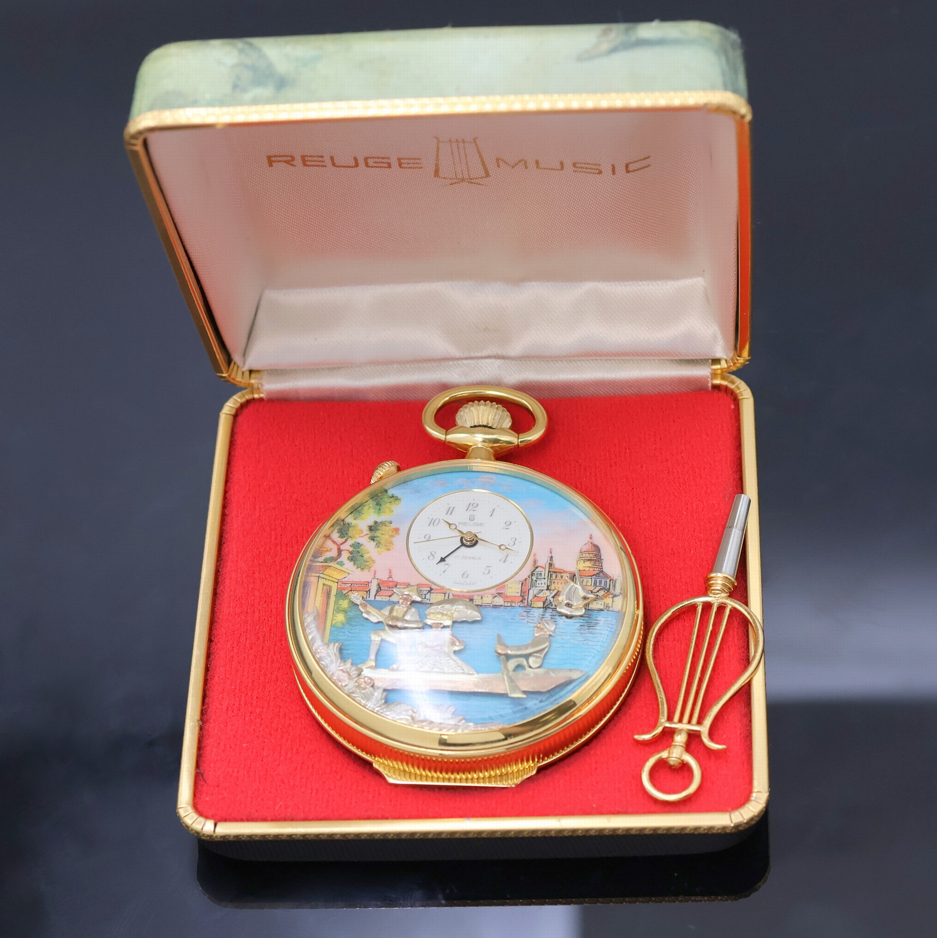 Detail f: REUGE Taschenuhr mit Wecker-Spieluhr und Figurenautomat, Schweiz um 1990, verg. Geh., Rückdeckel m. grav. Musikinstrumenten, weißes Zifferbl. b. ...