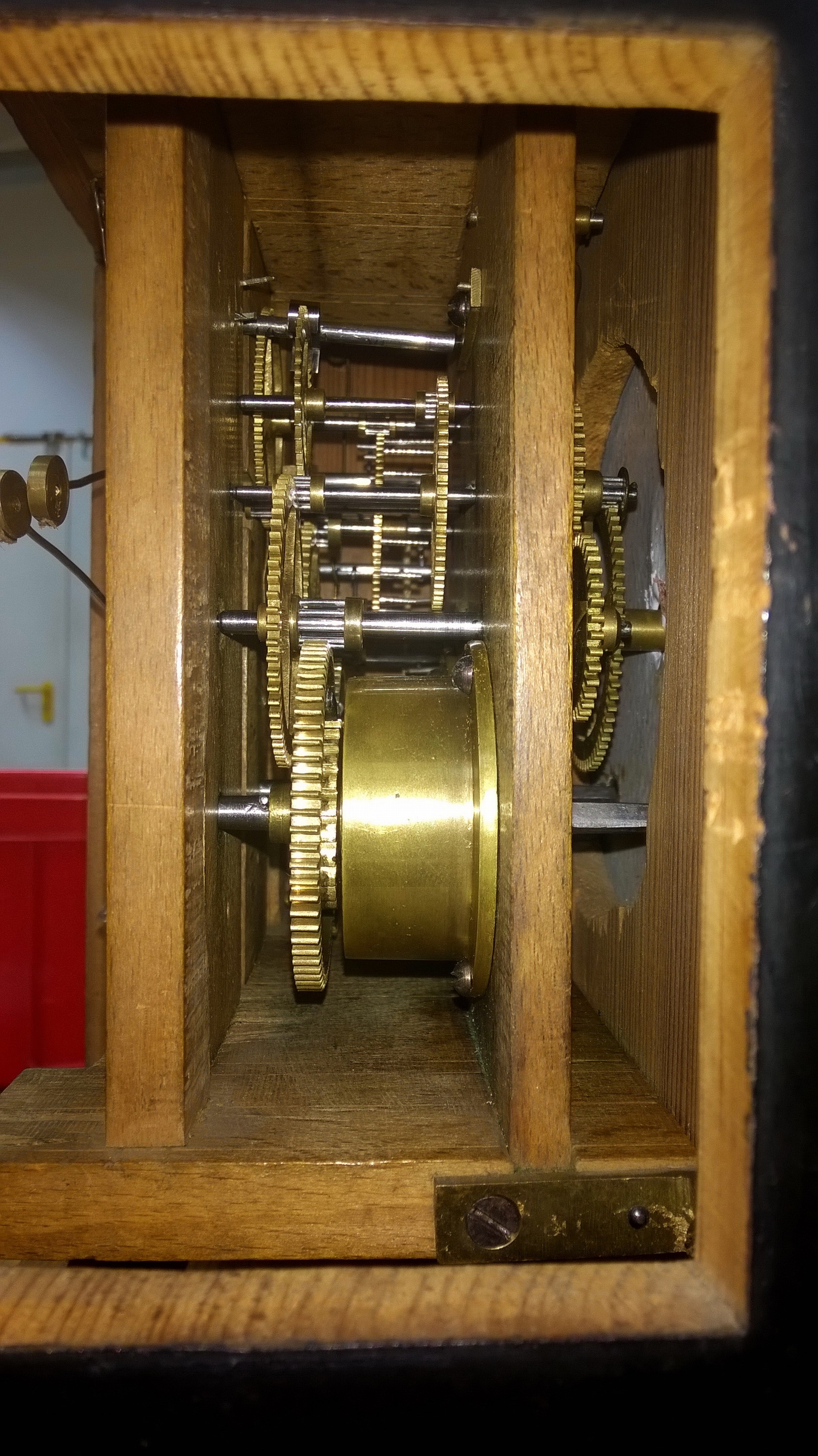 Detail c: Tischuhr, Spät-Biedermeier, ähnlich Surrer, Schwarzwald um 1850/70, Holzgehäuse, ebonisierend gefaßt, mit Einlegearbeiten, großes ...