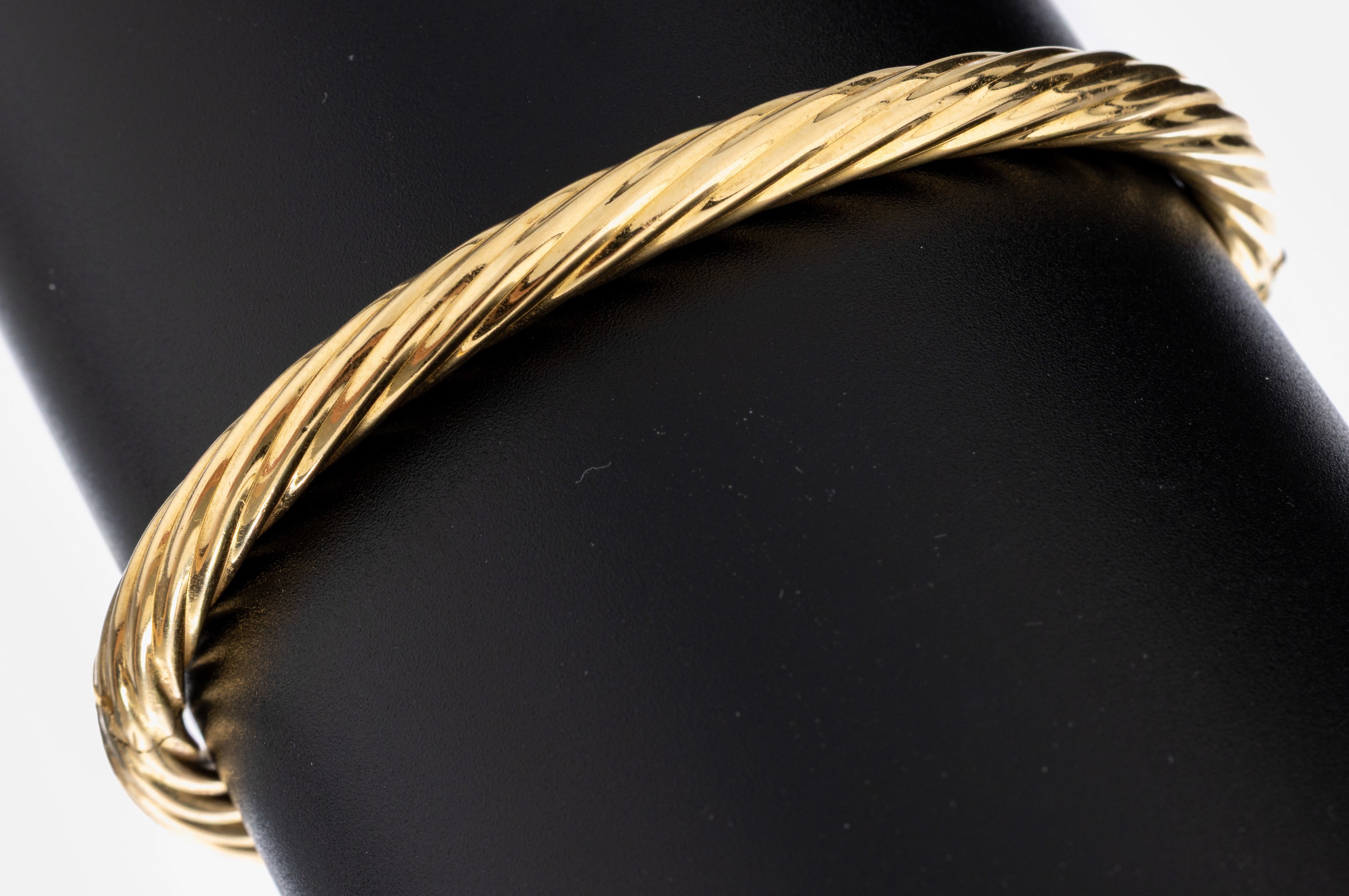 18 kt Gold Armreif, GG 750/000, in sich gedreht, Kastenschloss, ca. 6.5 x 6 cm, ca. 12.6 g