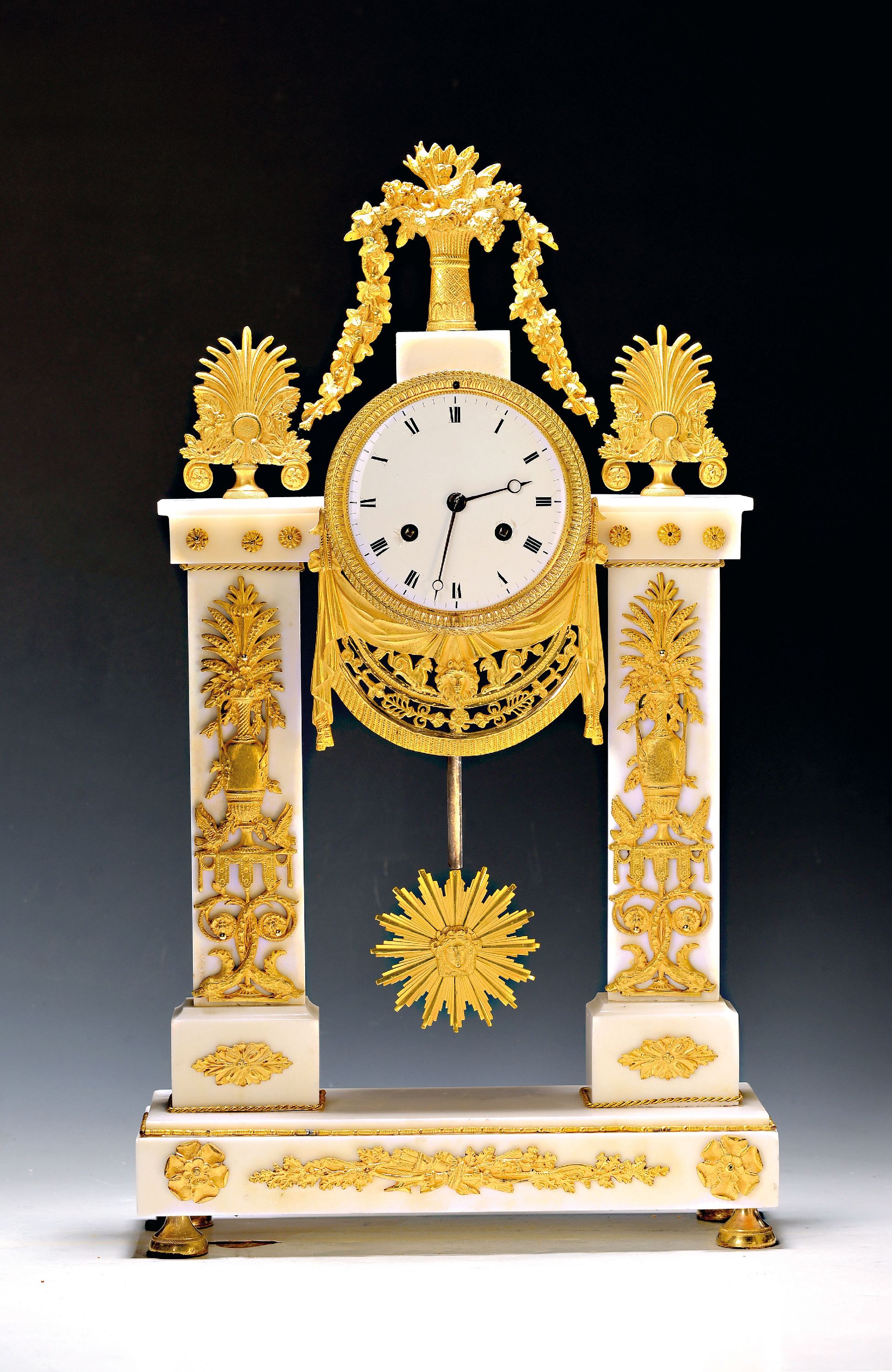 Image 27020699 - Portaluhr, Frankreich um 1810, weißer Marmor, reich besetzt mit vergoldeten Bronze ...