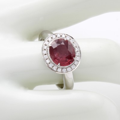27020677a - Ring mit Rubin und Brillanten, WG 750/000, ovaler Rubin (erhitzt) ca. 2.61 ct, Brill. ...