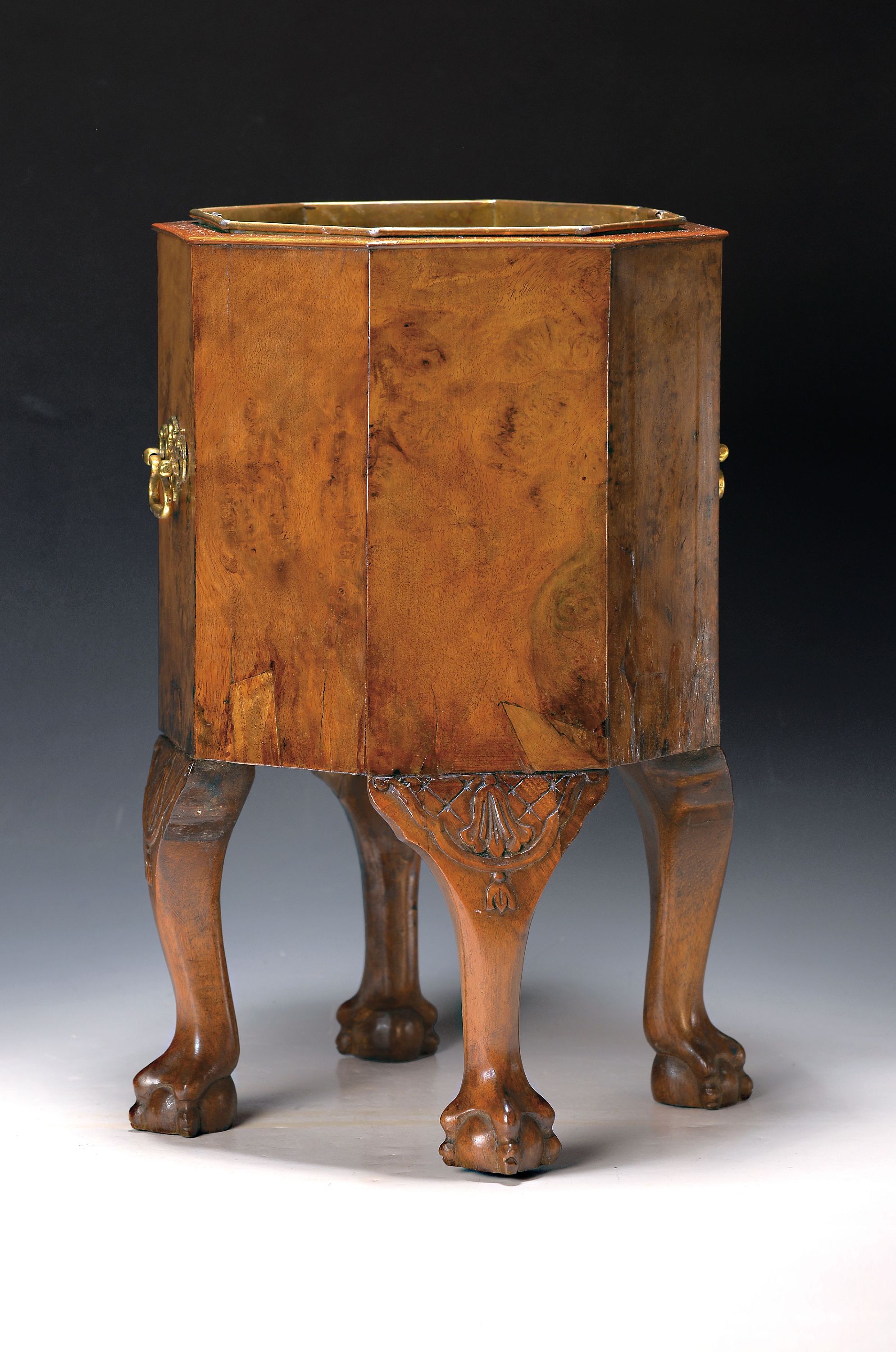 Image 27020706 - Sektkühler, London, 1849, Gehäuse Nussbaumfurnier, z.T. massiv, 8eckige Form, orig. ...