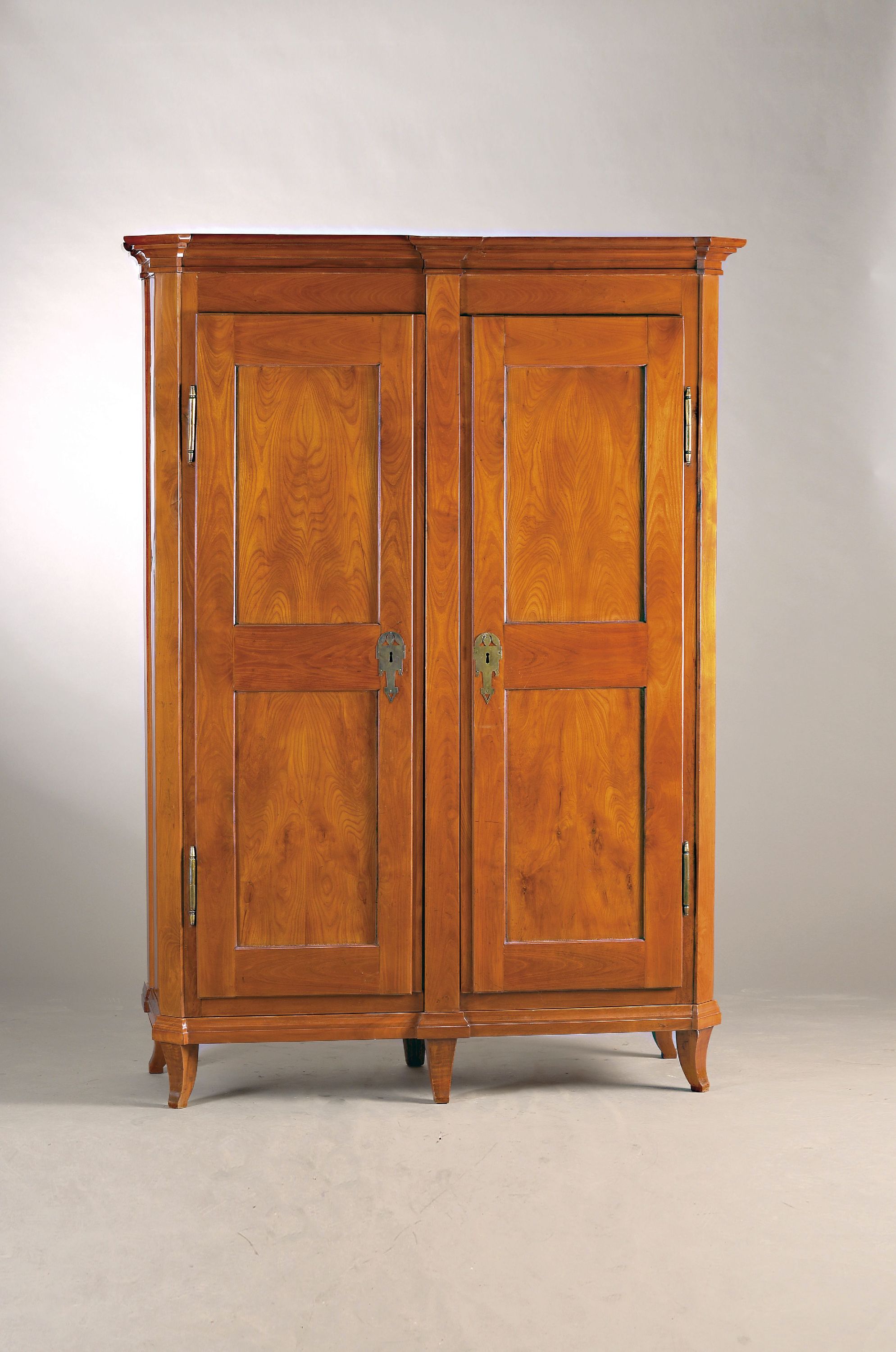 Image 27020747 - Schrank, Louis-Seize, süddeutsch, um 1780/90 , Kirschbaum massiv, zweitürig, auf ...