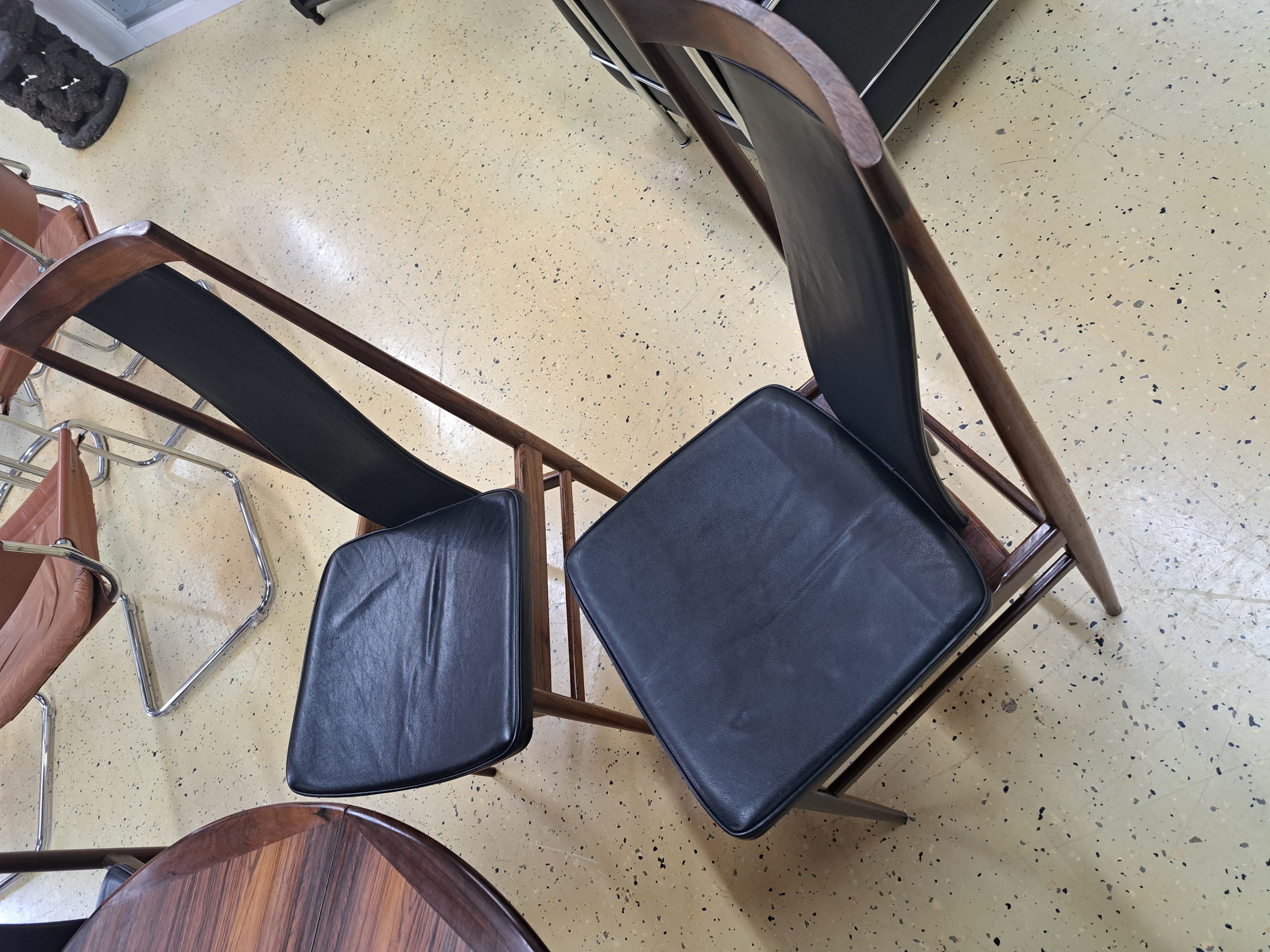 Detail b: Ausziehtisch mit 8 Stühlen, Dänemark, 1960, Stühle Henning Sorensen, Manufactur Danex, Palisander massiv, Ledersitzfläche und Rücken im guten ...