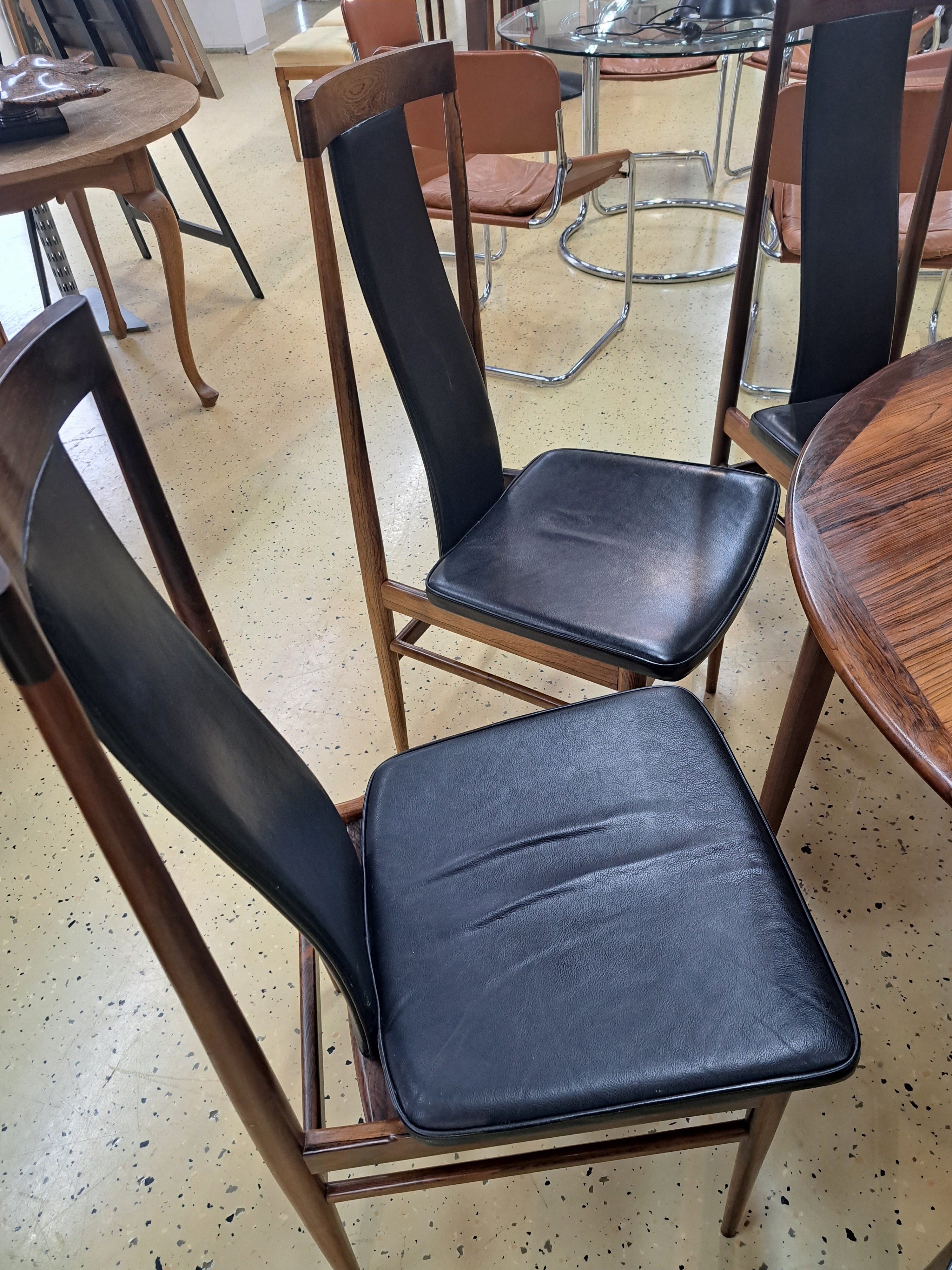 Detail e: Ausziehtisch mit 8 Stühlen, Dänemark, 1960, Stühle Henning Sorensen, Manufactur Danex, Palisander massiv, Ledersitzfläche und Rücken im guten ...