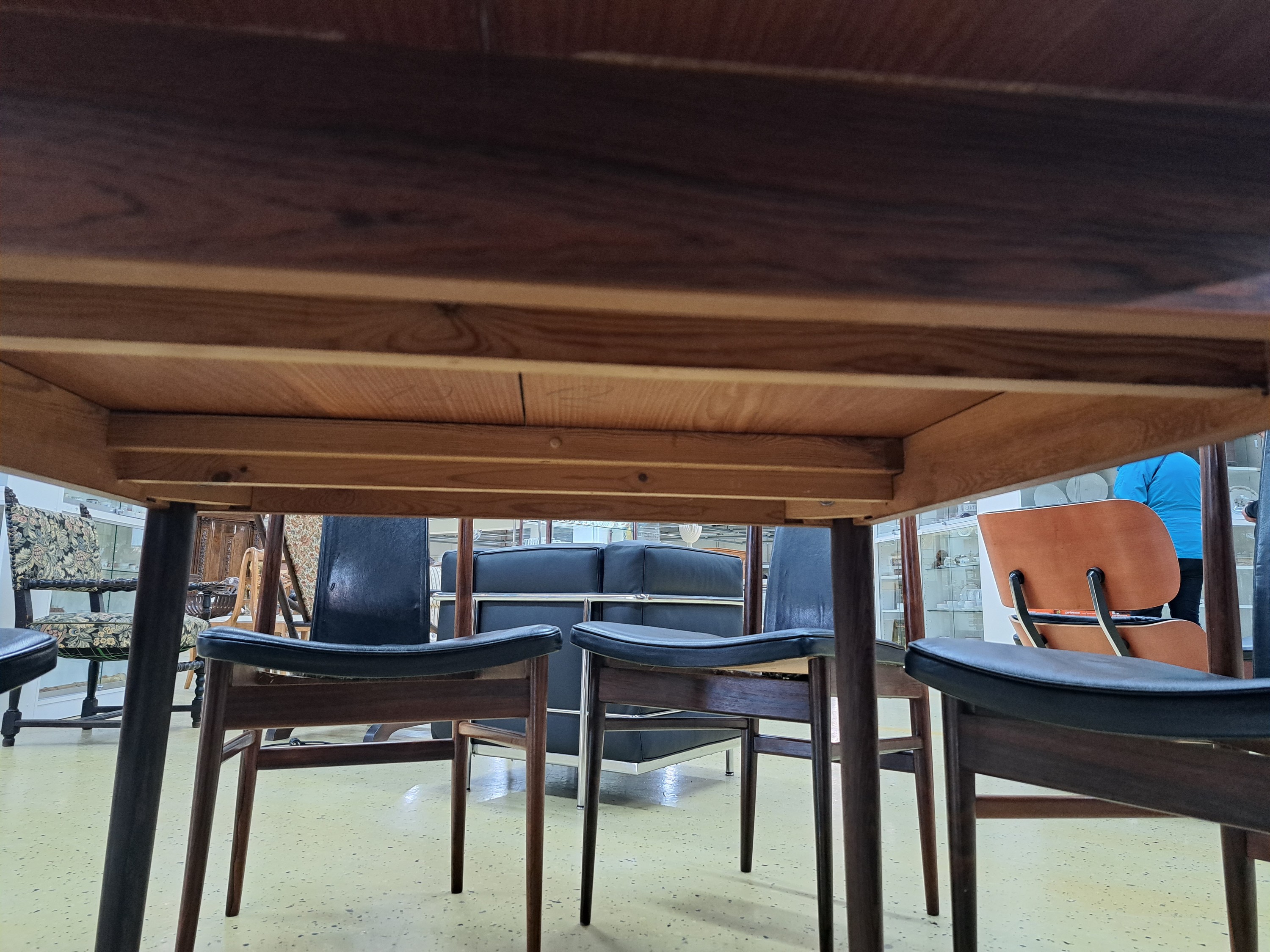 Detail f: Ausziehtisch mit 8 Stühlen, Dänemark, 1960, Stühle Henning Sorensen, Manufactur Danex, Palisander massiv, Ledersitzfläche und Rücken im guten ...