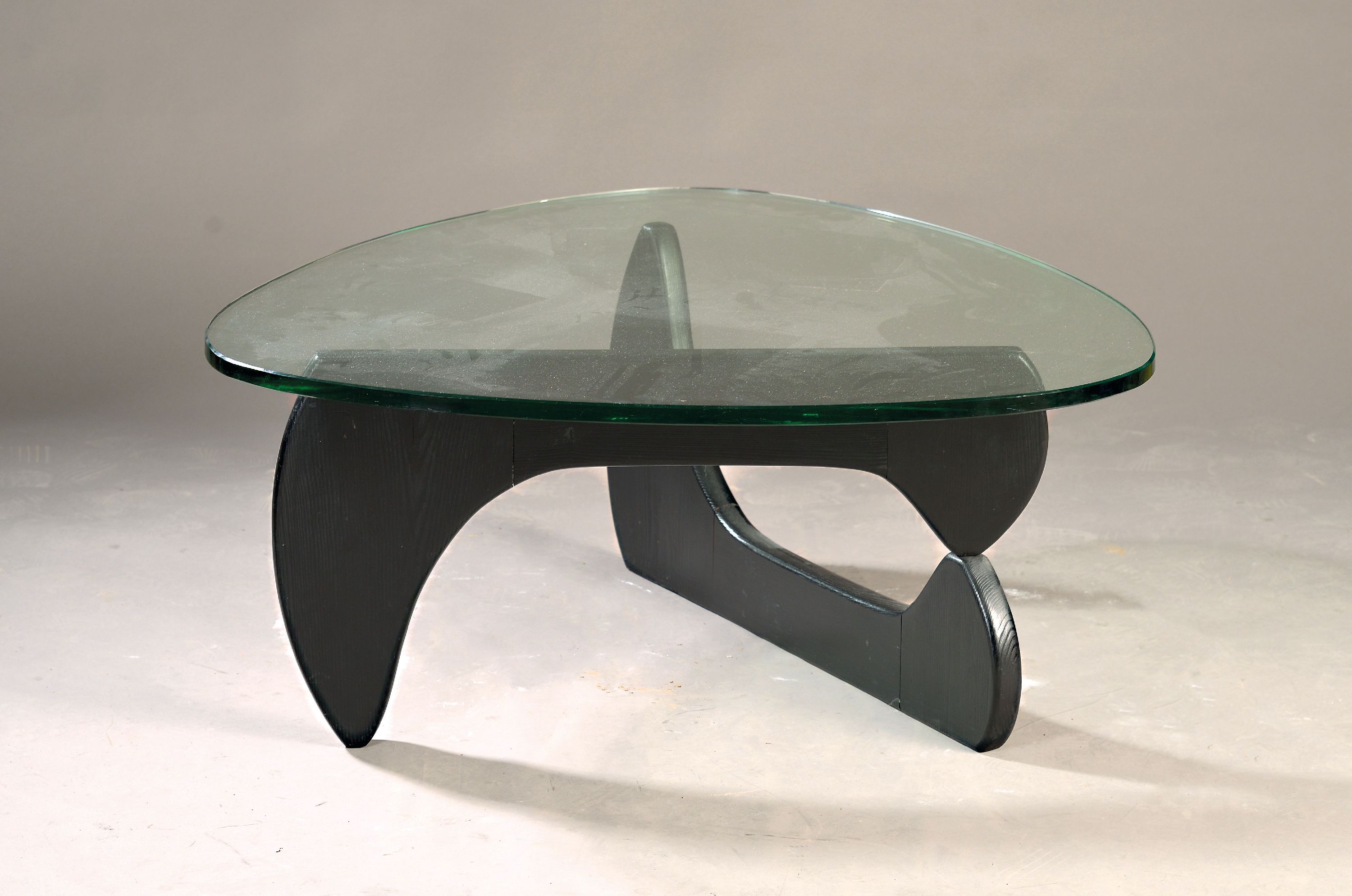 Coffee-Table/Couchtisch, Entwurf nach Isamo Noguchi, 70er Jahre, schwarz lackierte Eschenbeine, zwei identische schwarze Holzelemente, die ...