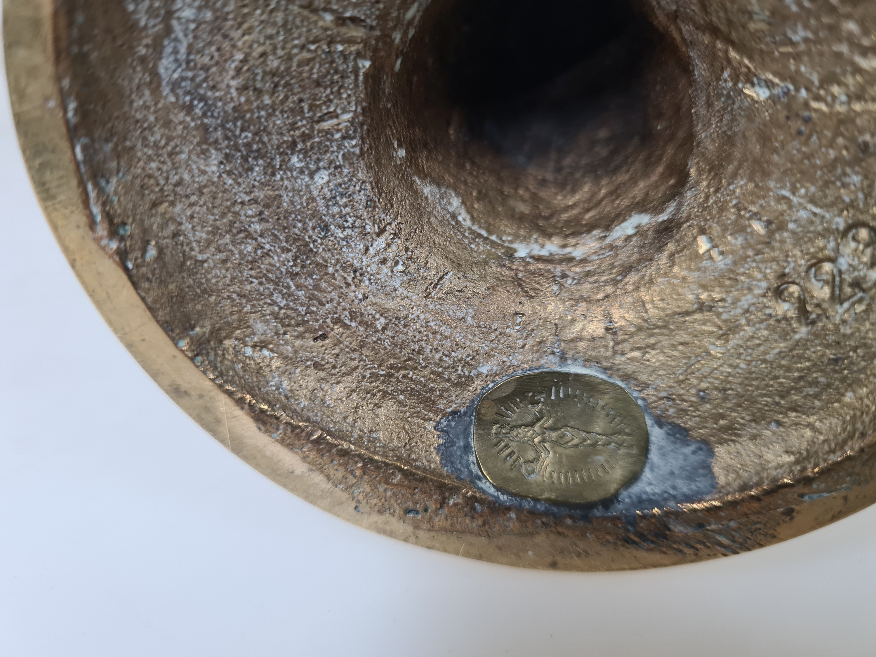 Detail b: Paar Figurenleuchter "Bajazzo", Albert Gustav Bunge (1893-1967), um 1922, Messing, vierflammige Leuchter, Plakette im Fuß, H. 25 cm, ...