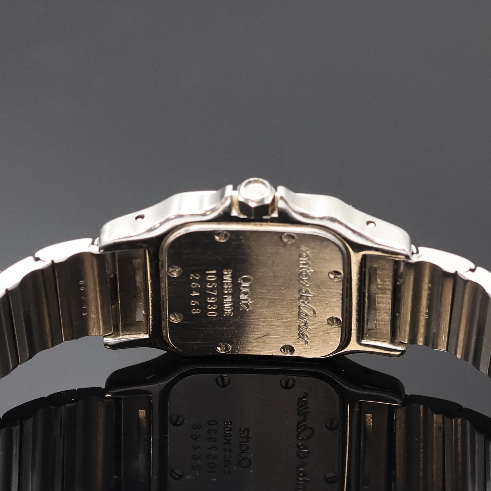 Detail d: CARTIER Santos Armbanduhr in Edelstahl/Gold Referenz 1057930, Schweiz um 1990, quarz, Boden 8-fach verschr., Schmuckkrone (Stein fehlt), orig. ...
