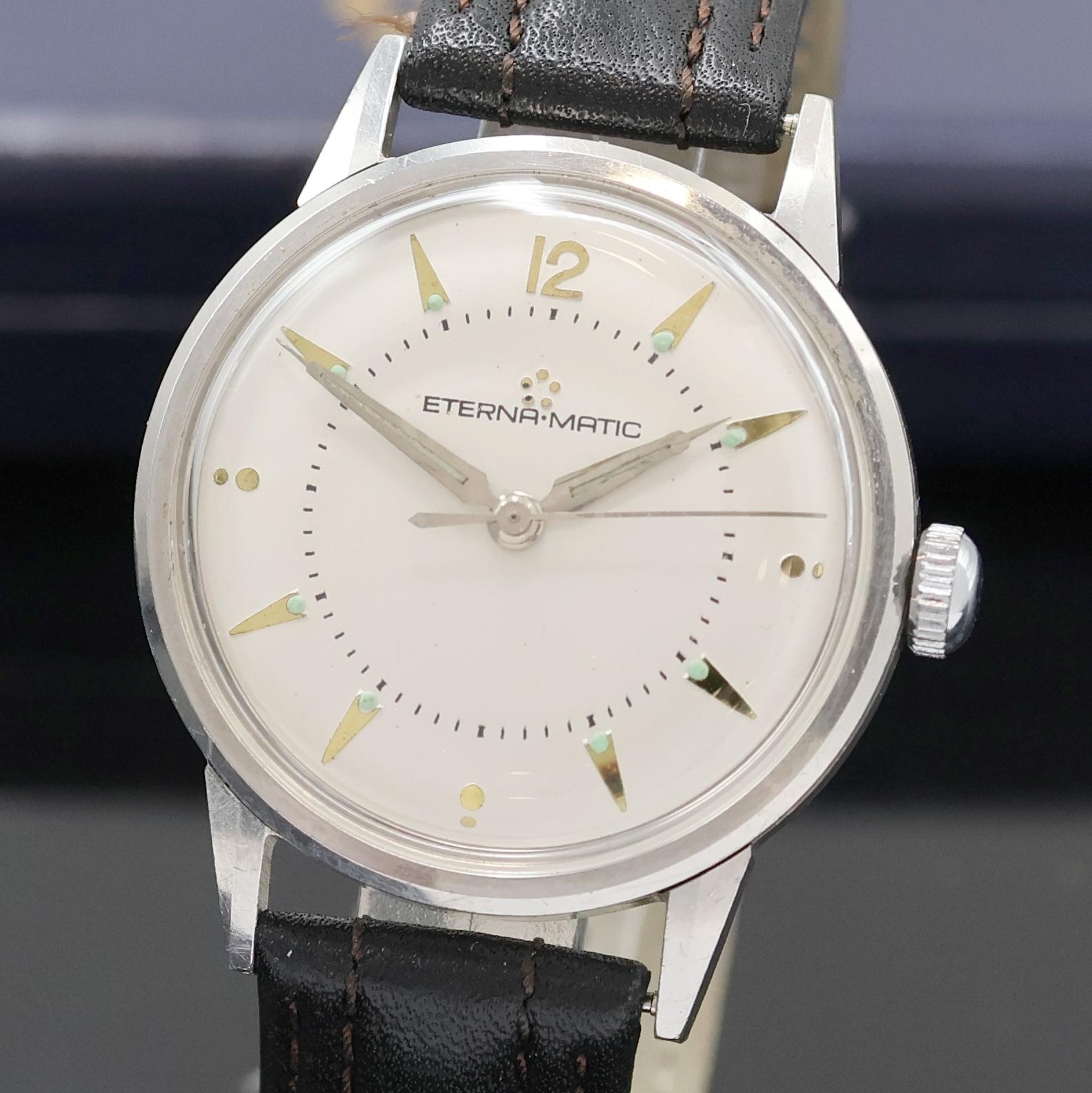 Detail a: ETERNA-MATIC Armbanduhr in Edelstahl, Schweiz um 1990, Automatik, 3-teil. Geh., Boden u. Glasrand aufgedr., silb. Zifferbl. m. gold. Ind. u. silb. ...
