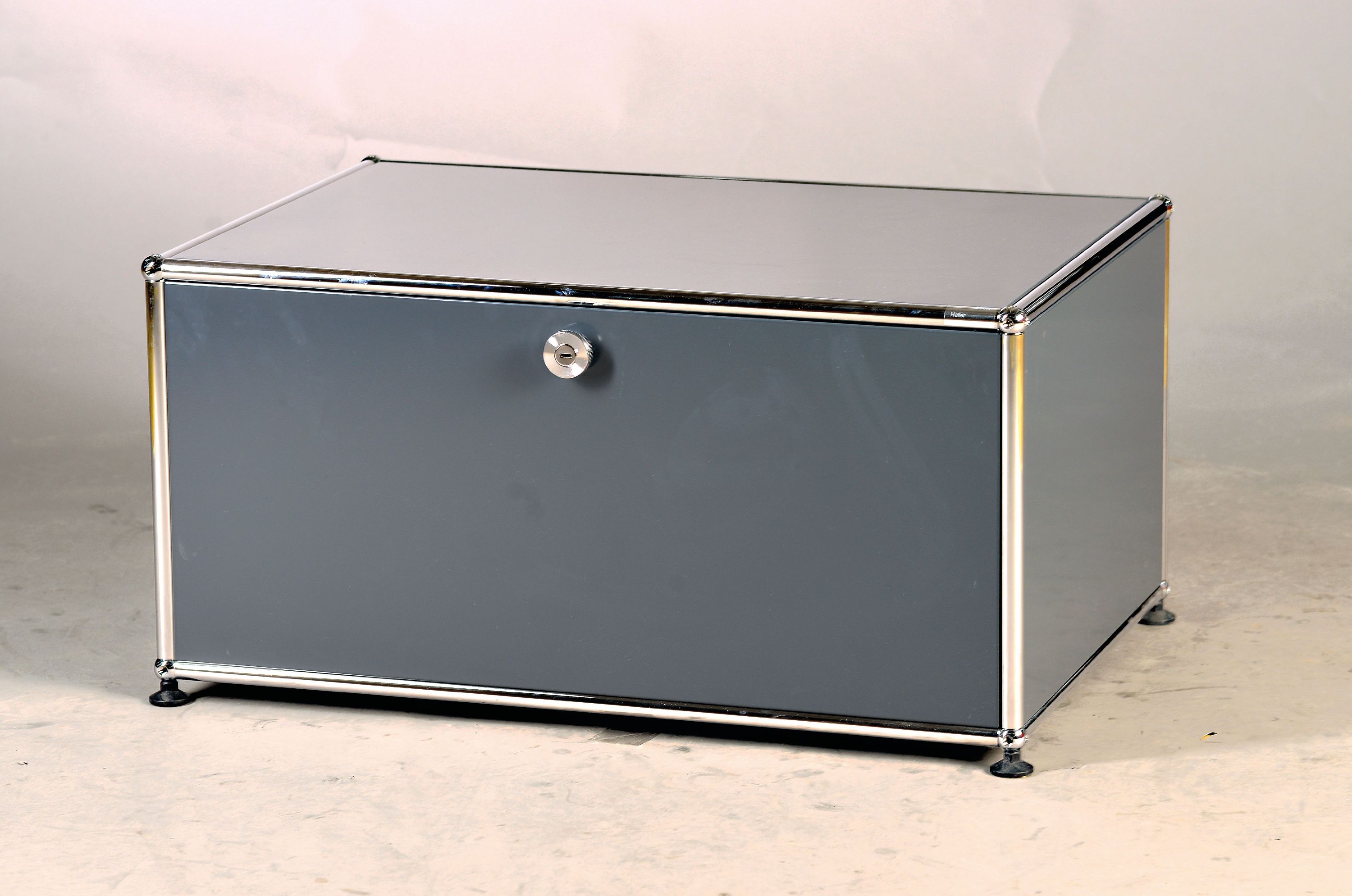 Kleines Sideboard, USM Haller, lackiertes Metall, Front mit Klappe, ca. 39 x 77 x 52 cm, EZ 2