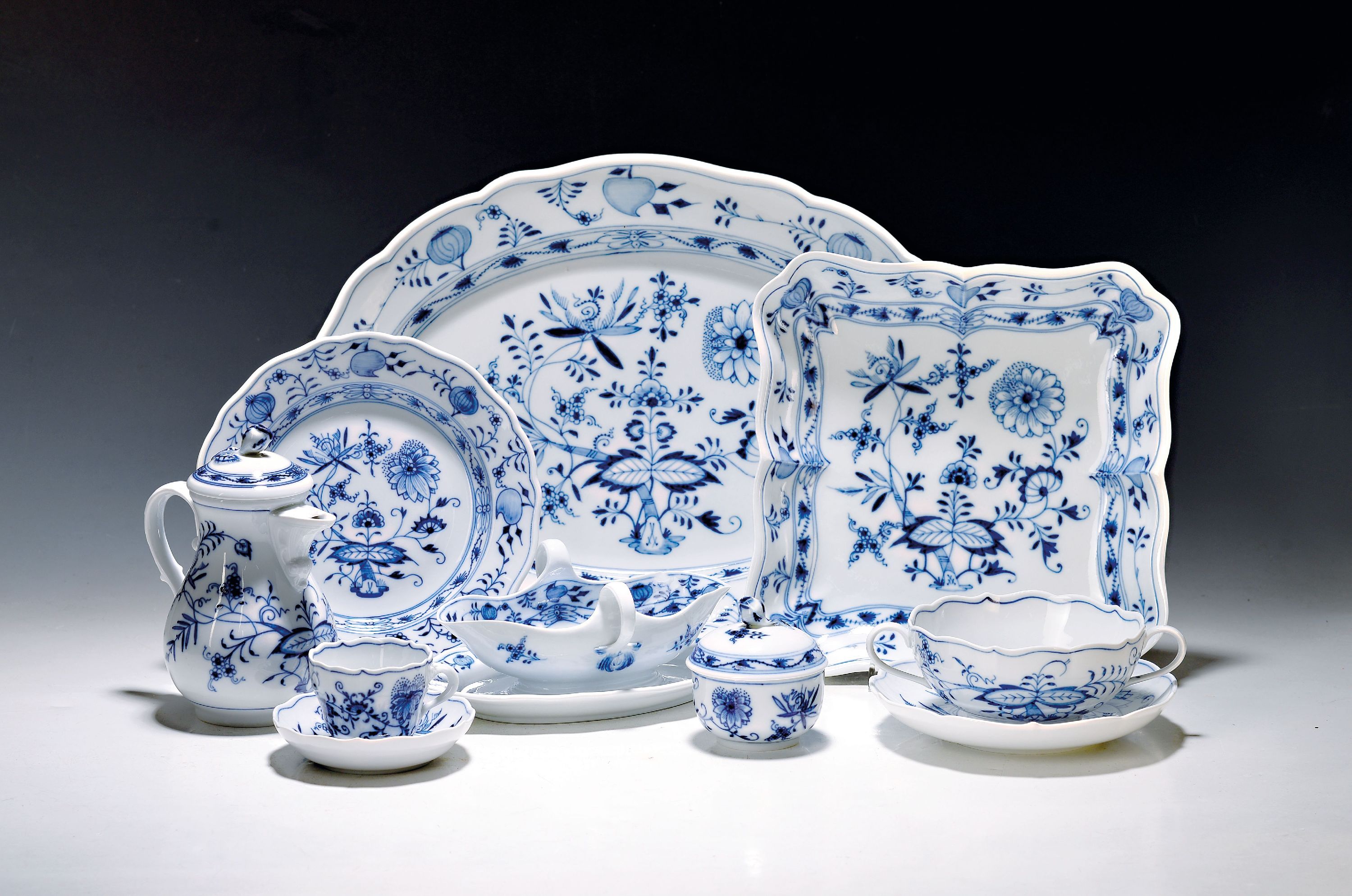 Image 27020785 - Umfangreiches Speiseservice, Meissen, 20. Jh., blaues Zwiebelmuster unter der Glasur, ...