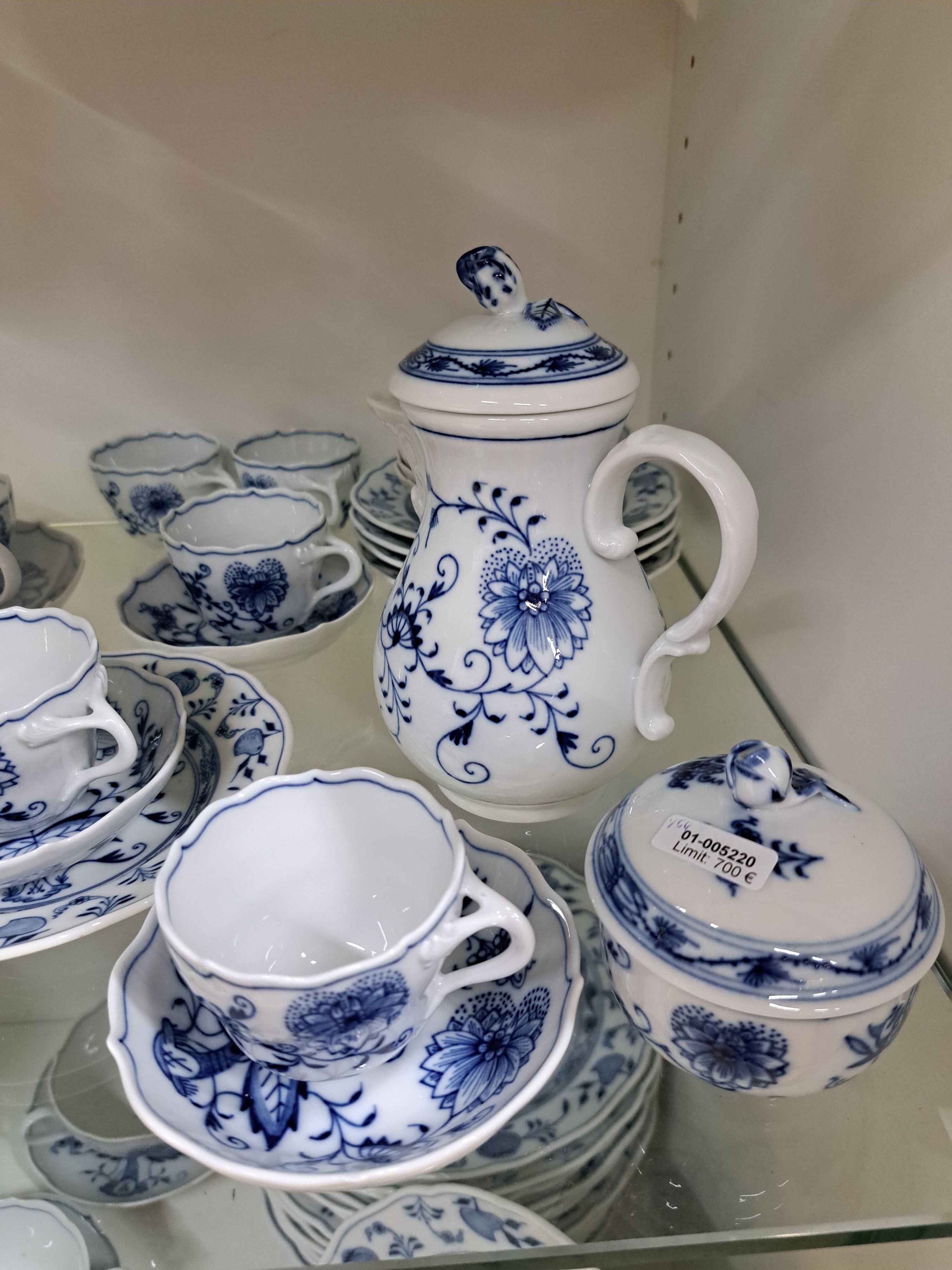 Detail a: Umfangreiches Speiseservice, Meissen, 20. Jh., blaues Zwiebelmuster unter der Glasur, vorwiegend 1. Wahl, einige Teile 2. Wahl, 14 flache Teller ...