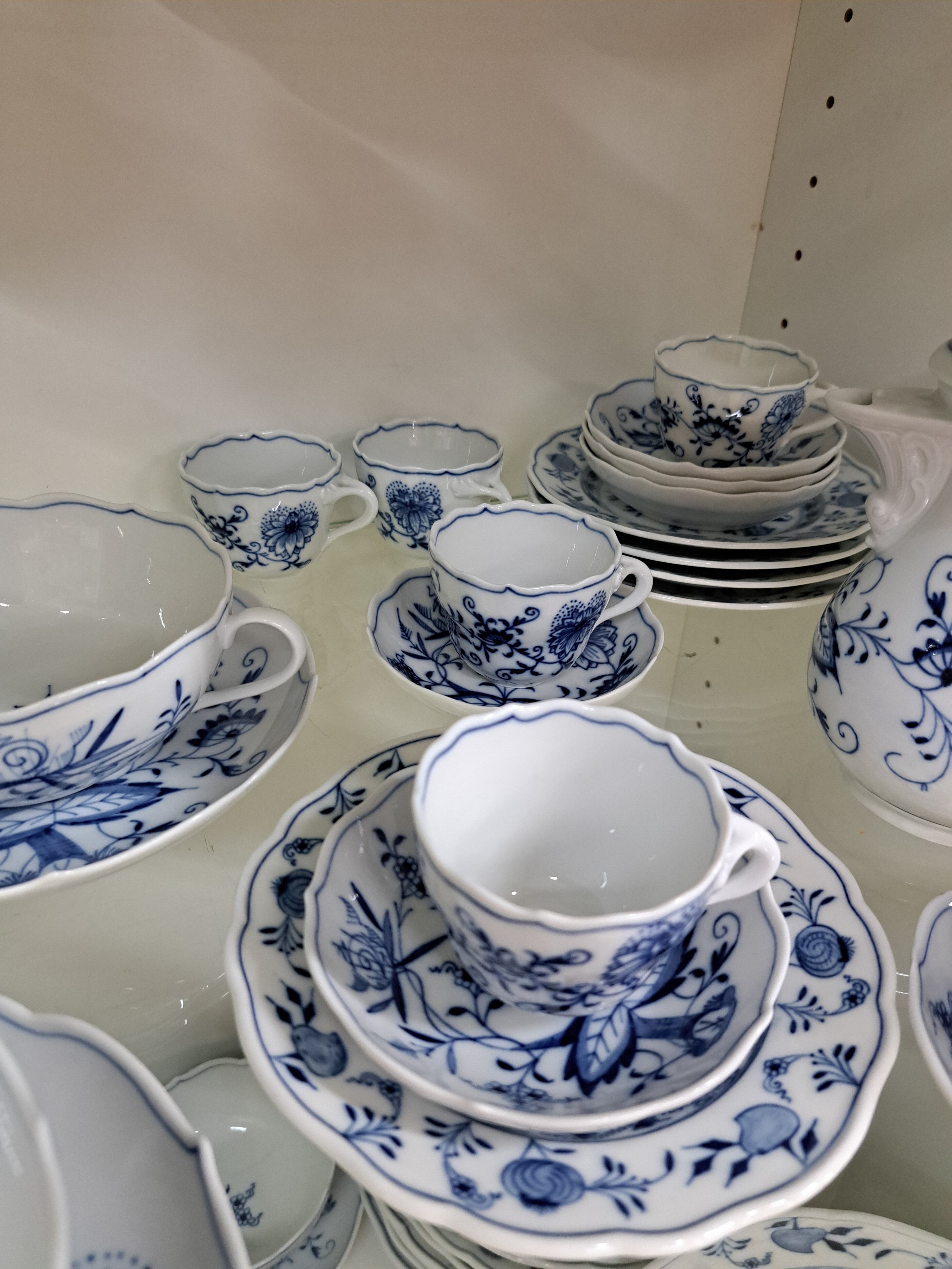 Detail b: Umfangreiches Speiseservice, Meissen, 20. Jh., blaues Zwiebelmuster unter der Glasur, vorwiegend 1. Wahl, einige Teile 2. Wahl, 14 flache Teller ...