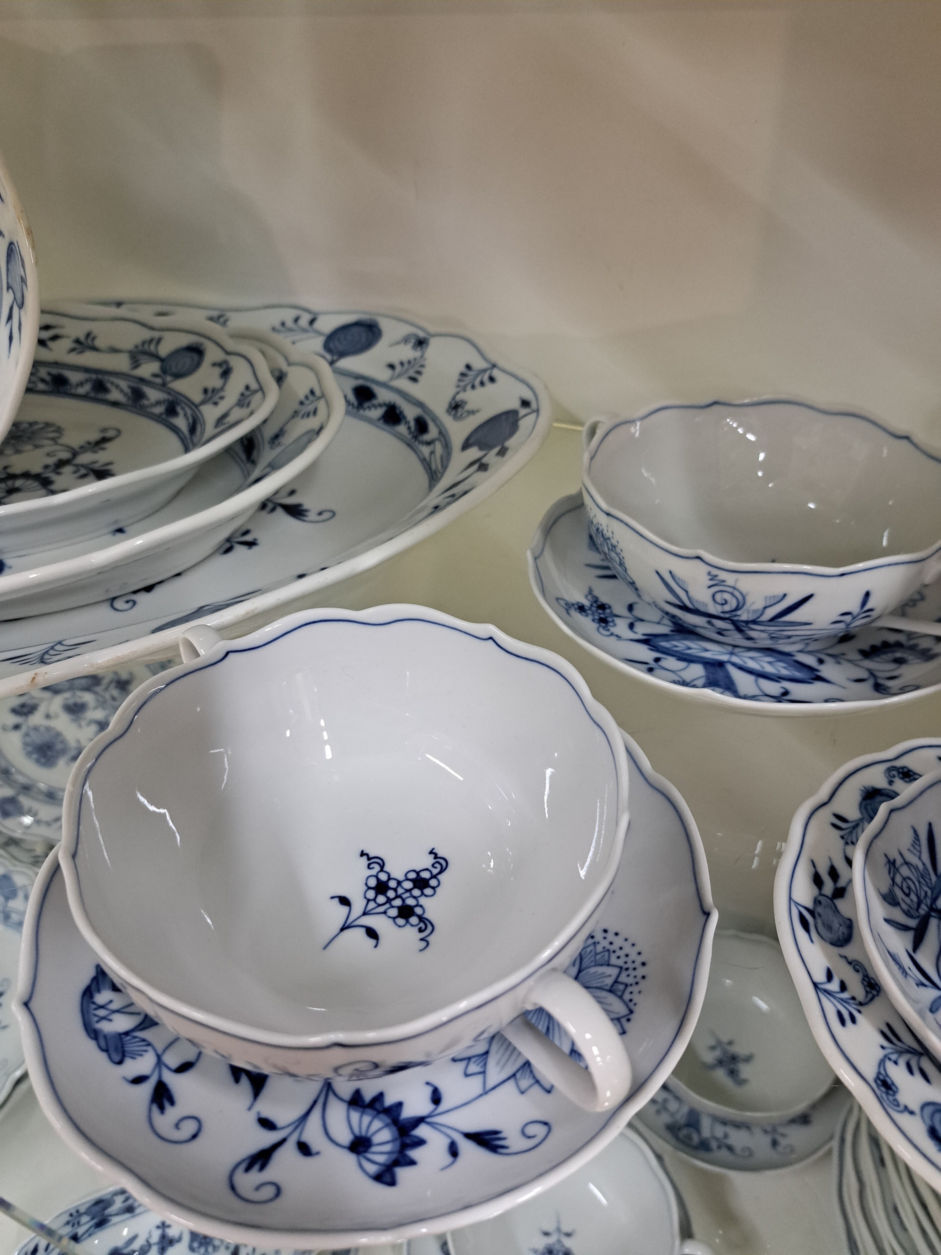 Detail c: Umfangreiches Speiseservice, Meissen, 20. Jh., blaues Zwiebelmuster unter der Glasur, vorwiegend 1. Wahl, einige Teile 2. Wahl, 14 flache Teller ...