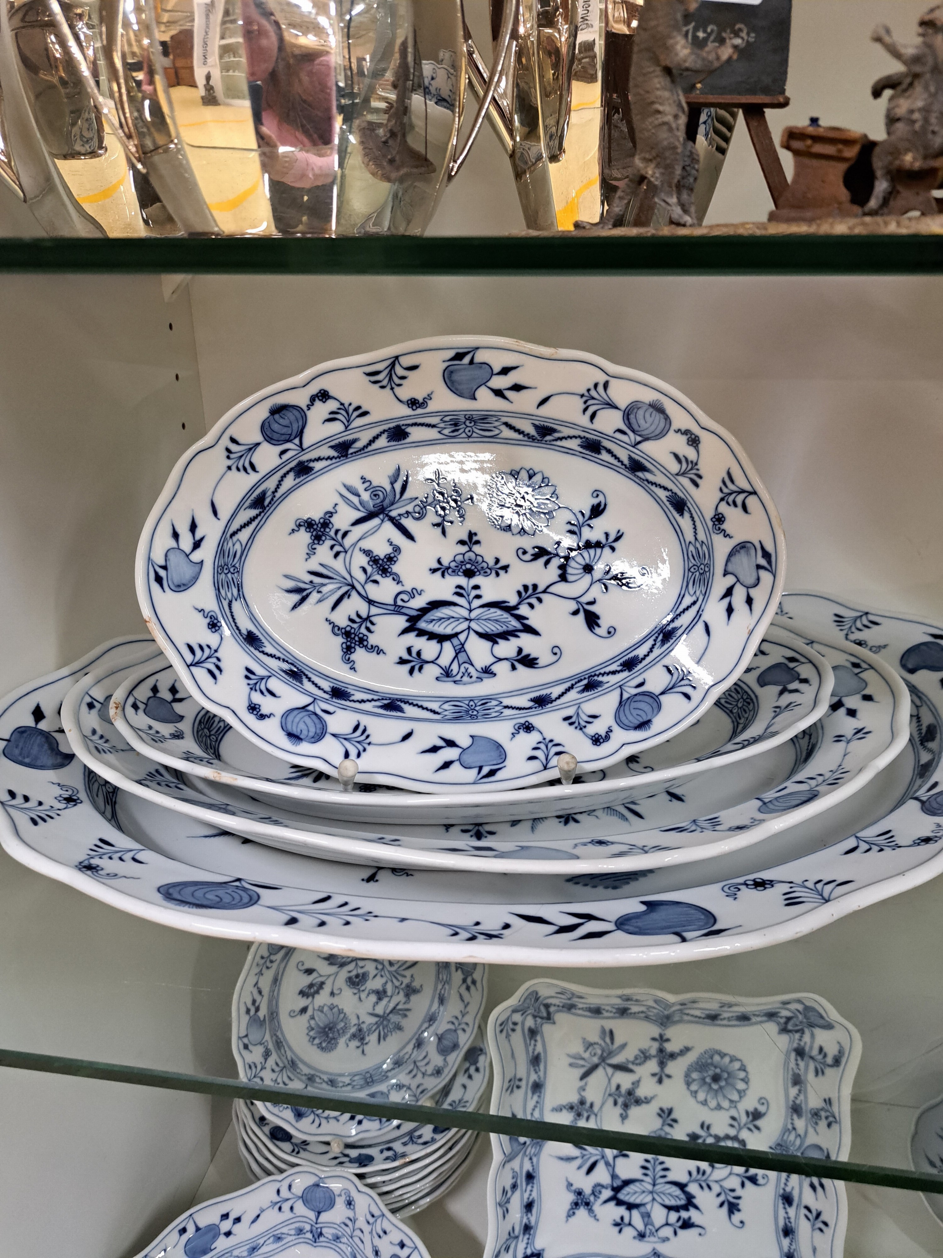 Detail d: Umfangreiches Speiseservice, Meissen, 20. Jh., blaues Zwiebelmuster unter der Glasur, vorwiegend 1. Wahl, einige Teile 2. Wahl, 14 flache Teller ...