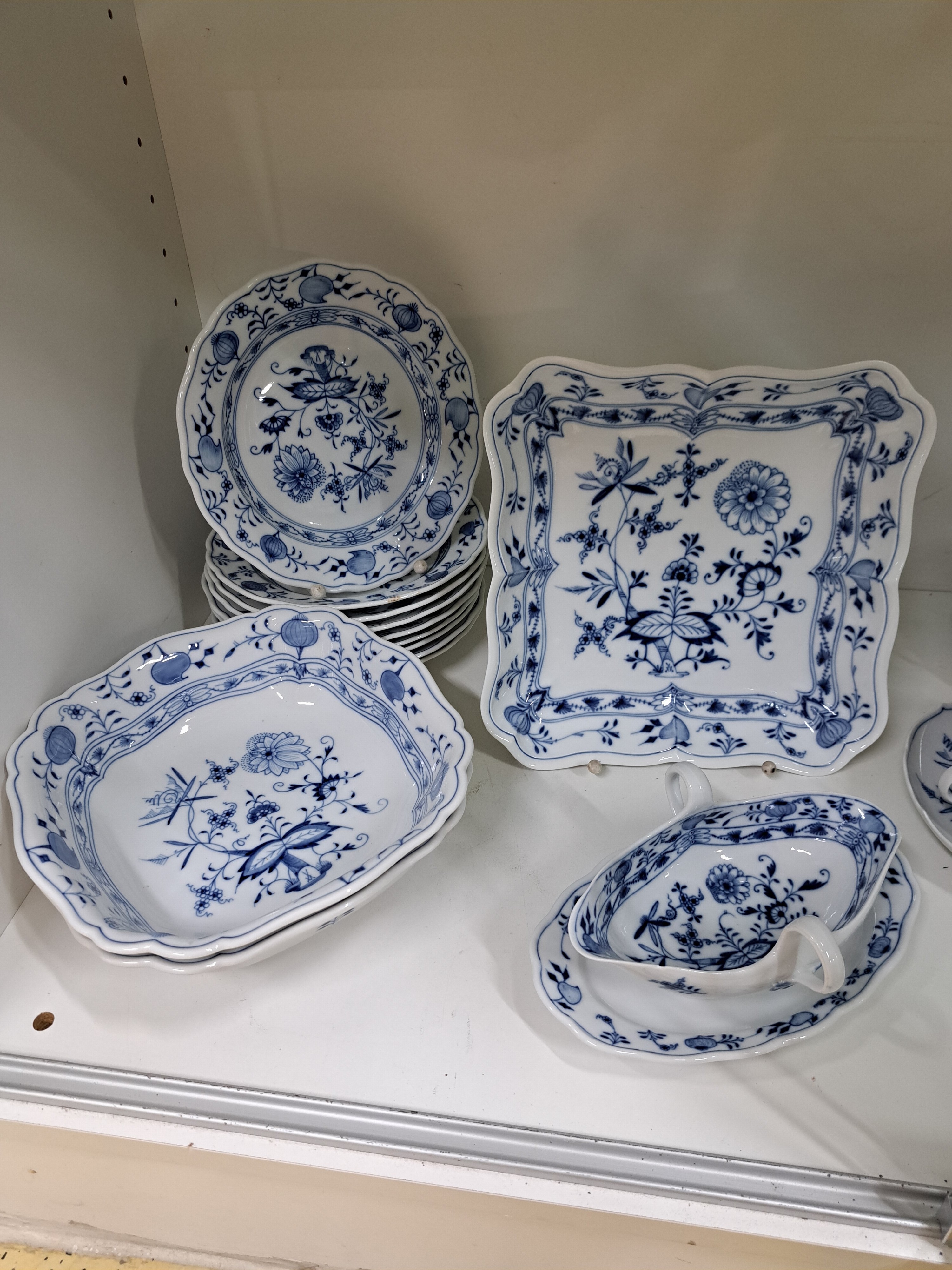 Detail e: Umfangreiches Speiseservice, Meissen, 20. Jh., blaues Zwiebelmuster unter der Glasur, vorwiegend 1. Wahl, einige Teile 2. Wahl, 14 flache Teller ...