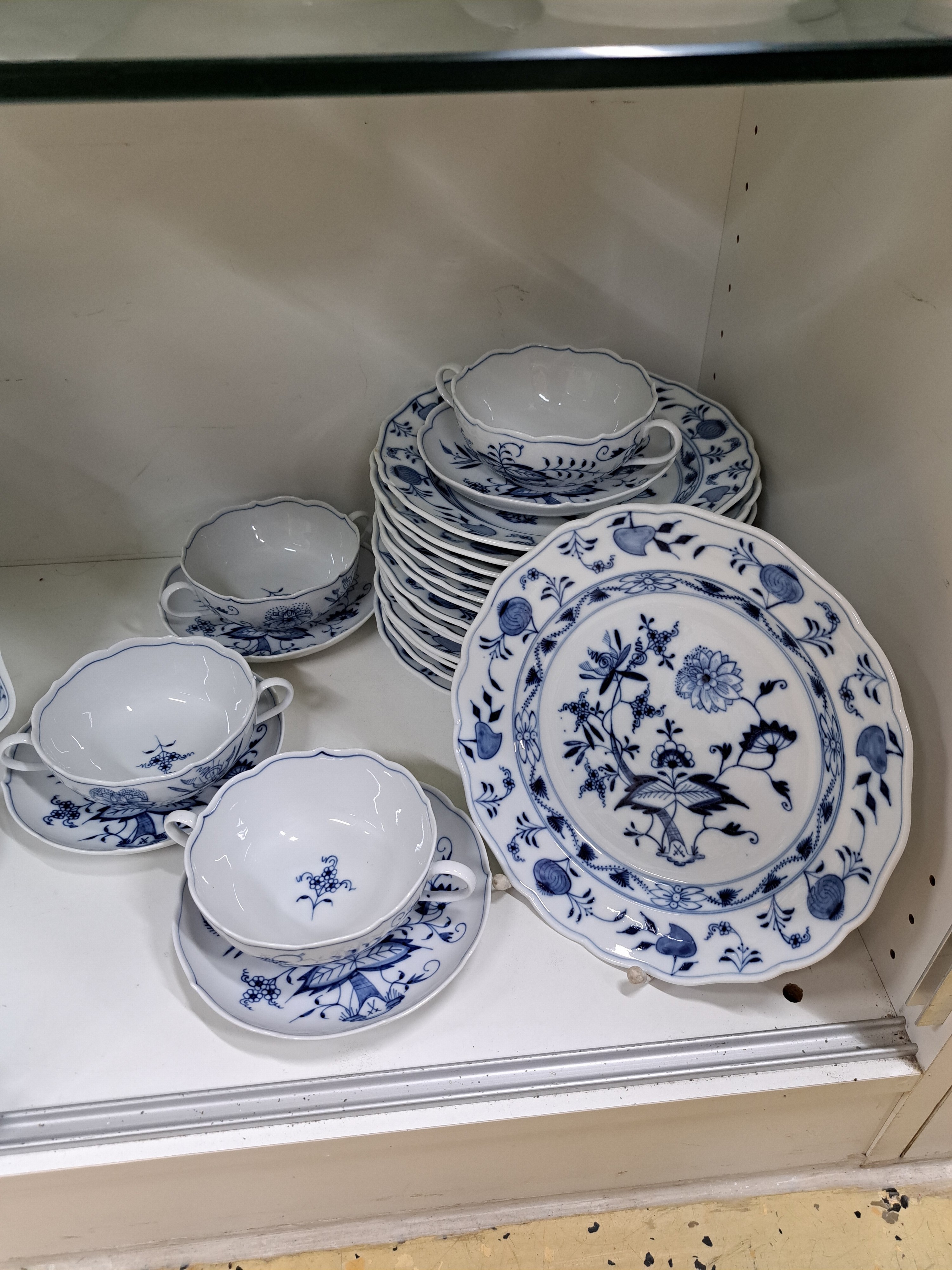 Detail f: Umfangreiches Speiseservice, Meissen, 20. Jh., blaues Zwiebelmuster unter der Glasur, vorwiegend 1. Wahl, einige Teile 2. Wahl, 14 flache Teller ...