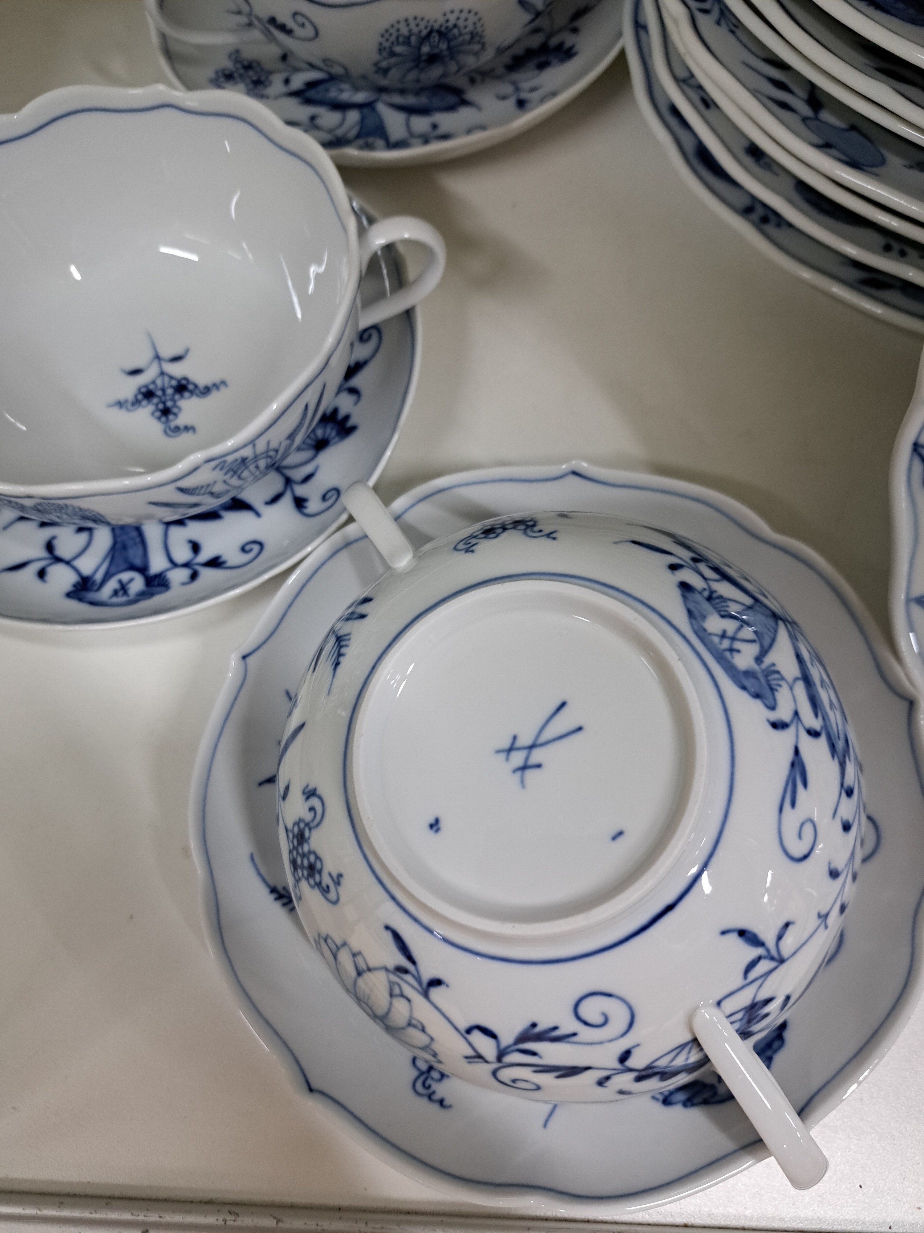 Detail g: Umfangreiches Speiseservice, Meissen, 20. Jh., blaues Zwiebelmuster unter der Glasur, vorwiegend 1. Wahl, einige Teile 2. Wahl, 14 flache Teller ...