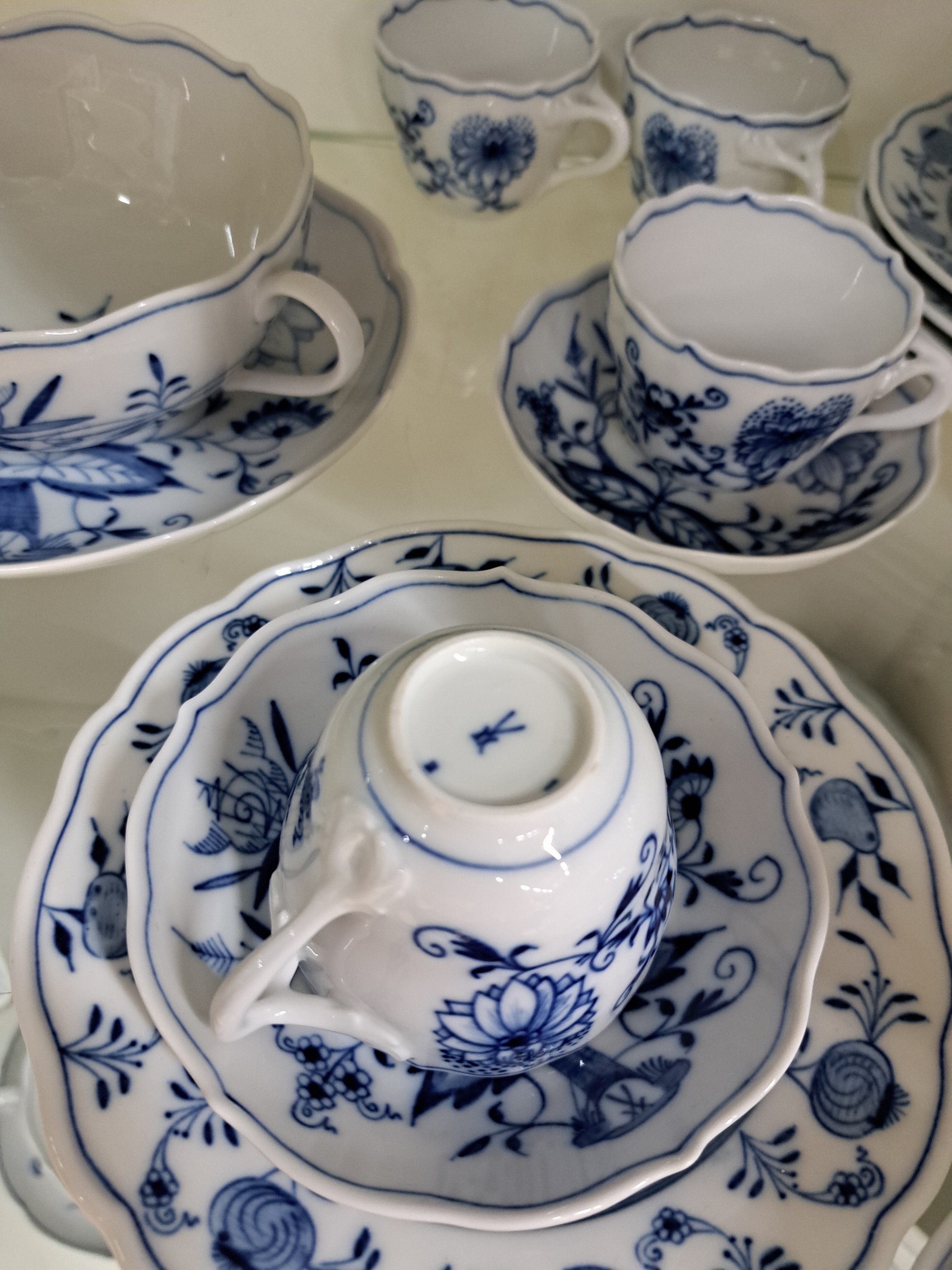 Detail h: Umfangreiches Speiseservice, Meissen, 20. Jh., blaues Zwiebelmuster unter der Glasur, vorwiegend 1. Wahl, einige Teile 2. Wahl, 14 flache Teller ...