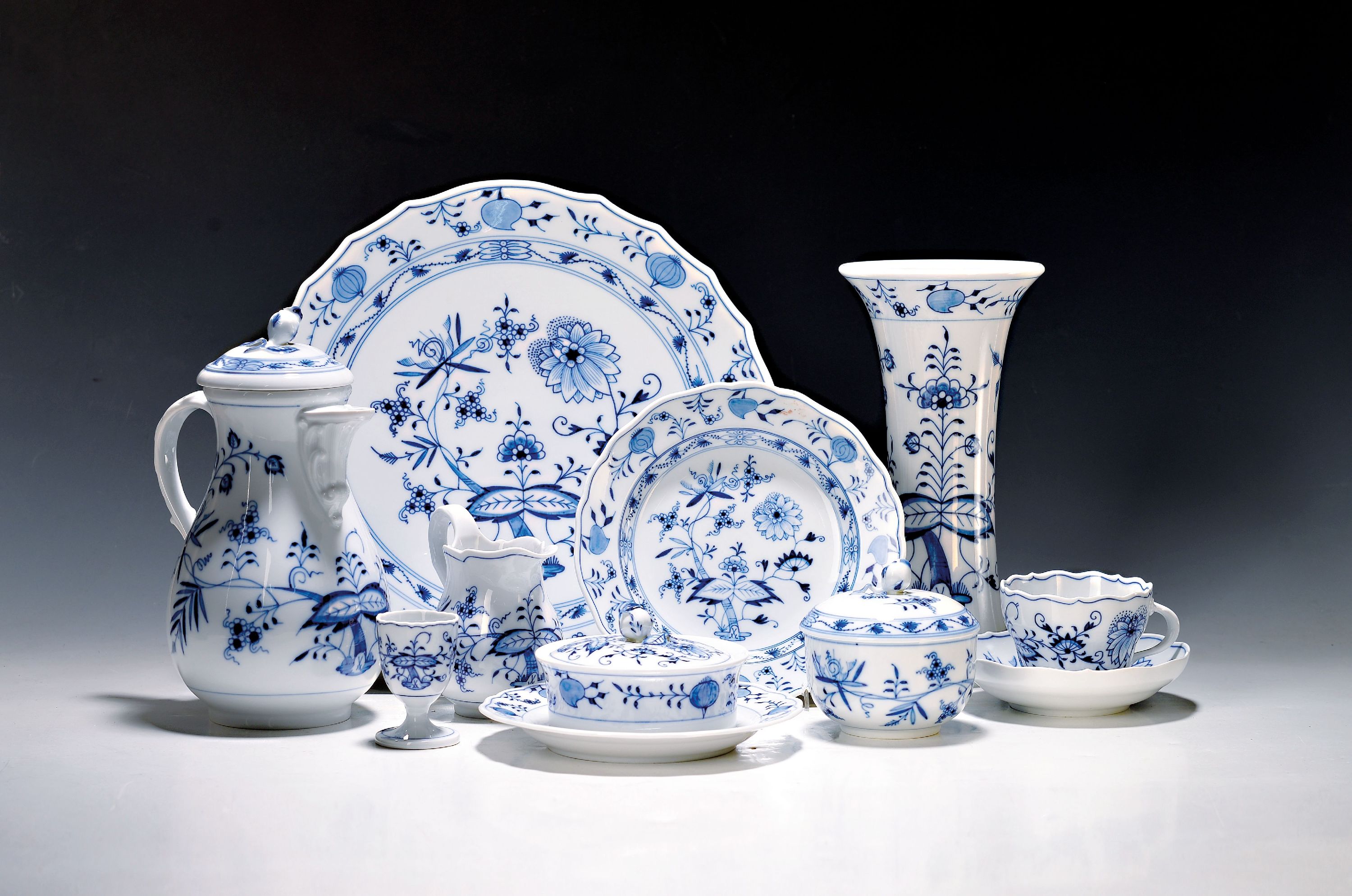 Image 27020787 - Frühstückservice, Meissen, 20. Jh., blaues Zwiebelmuster unter der Glasur, vorwiegend ...