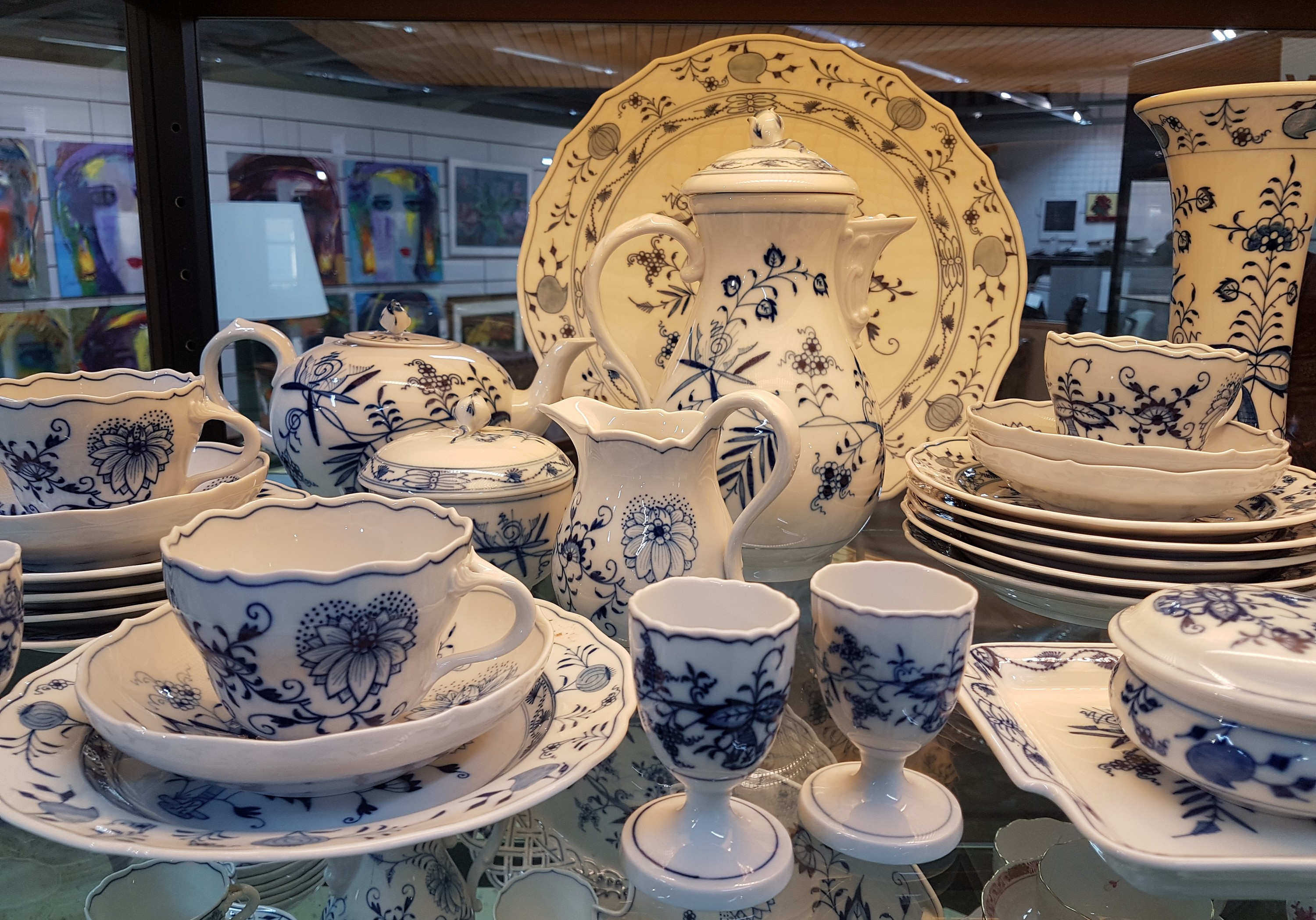 Detail a: Frühstückservice, Meissen, 20. Jh., blaues Zwiebelmuster unter der Glasur, vorwiegend 1. Wahl, einige Teile 2. Wahl, Kaffeekanne, Milchkännchen, ...