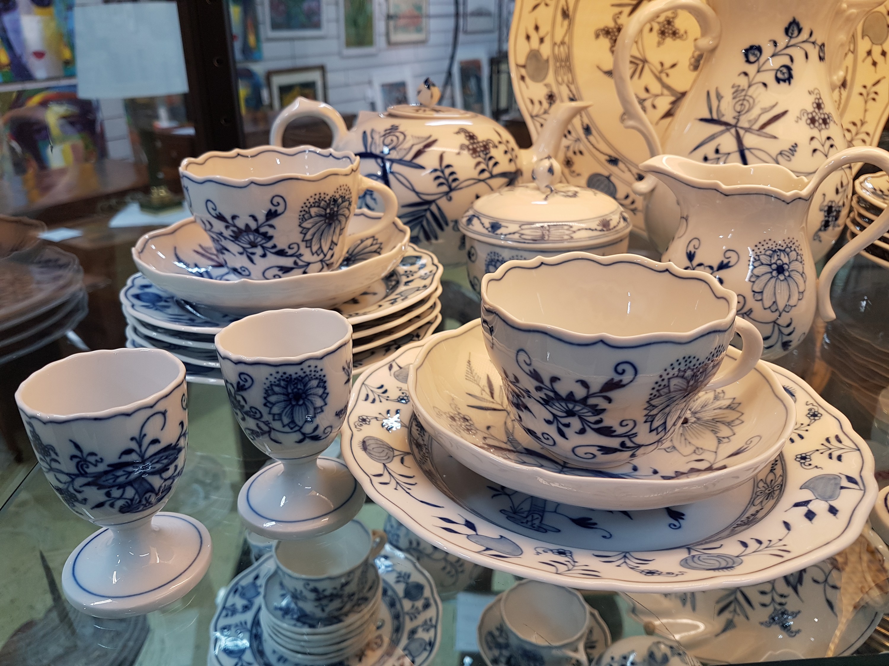 Detail b: Frühstückservice, Meissen, 20. Jh., blaues Zwiebelmuster unter der Glasur, vorwiegend 1. Wahl, einige Teile 2. Wahl, Kaffeekanne, Milchkännchen, ...