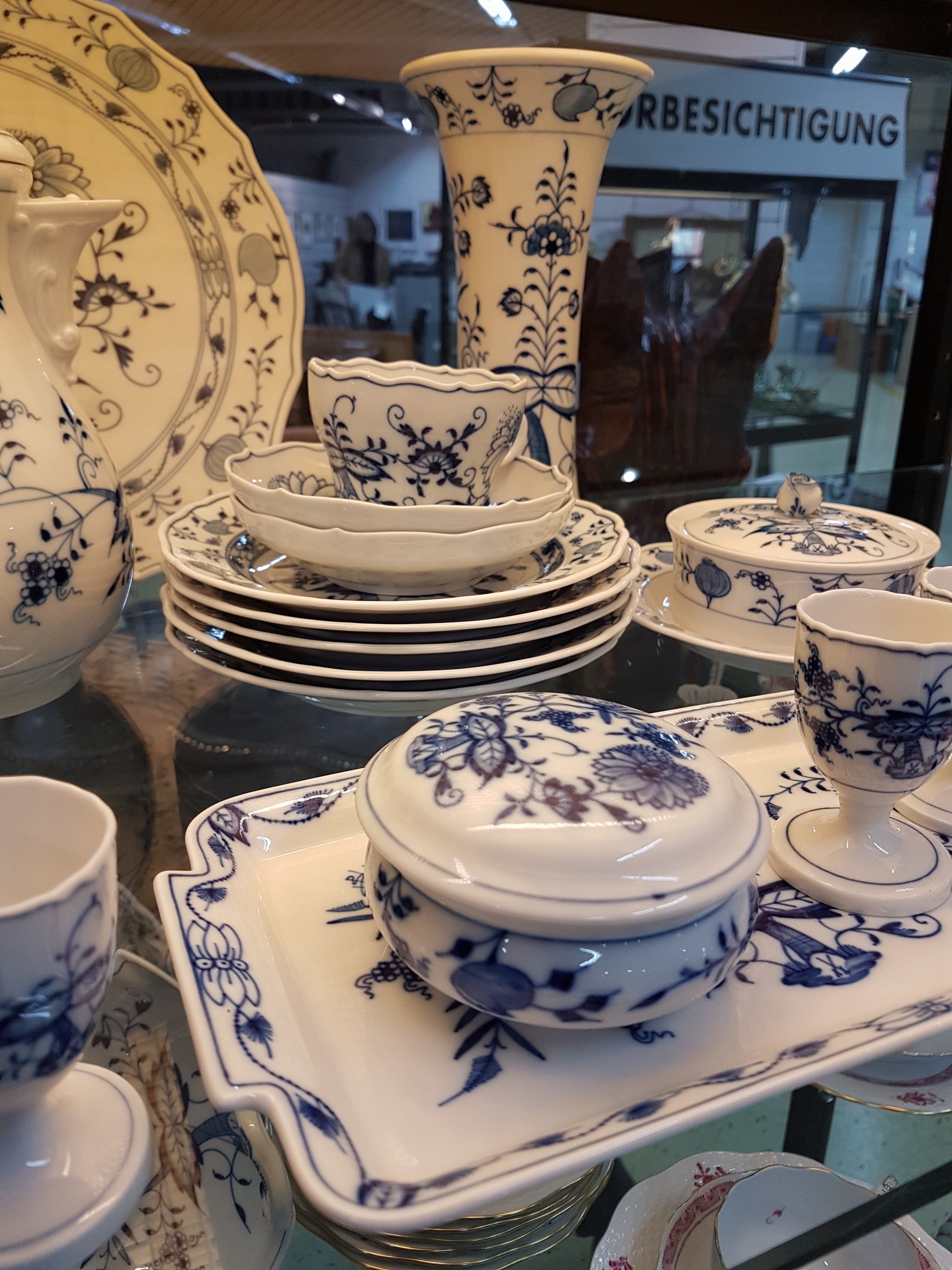 Detail c: Frühstückservice, Meissen, 20. Jh., blaues Zwiebelmuster unter der Glasur, vorwiegend 1. Wahl, einige Teile 2. Wahl, Kaffeekanne, Milchkännchen, ...