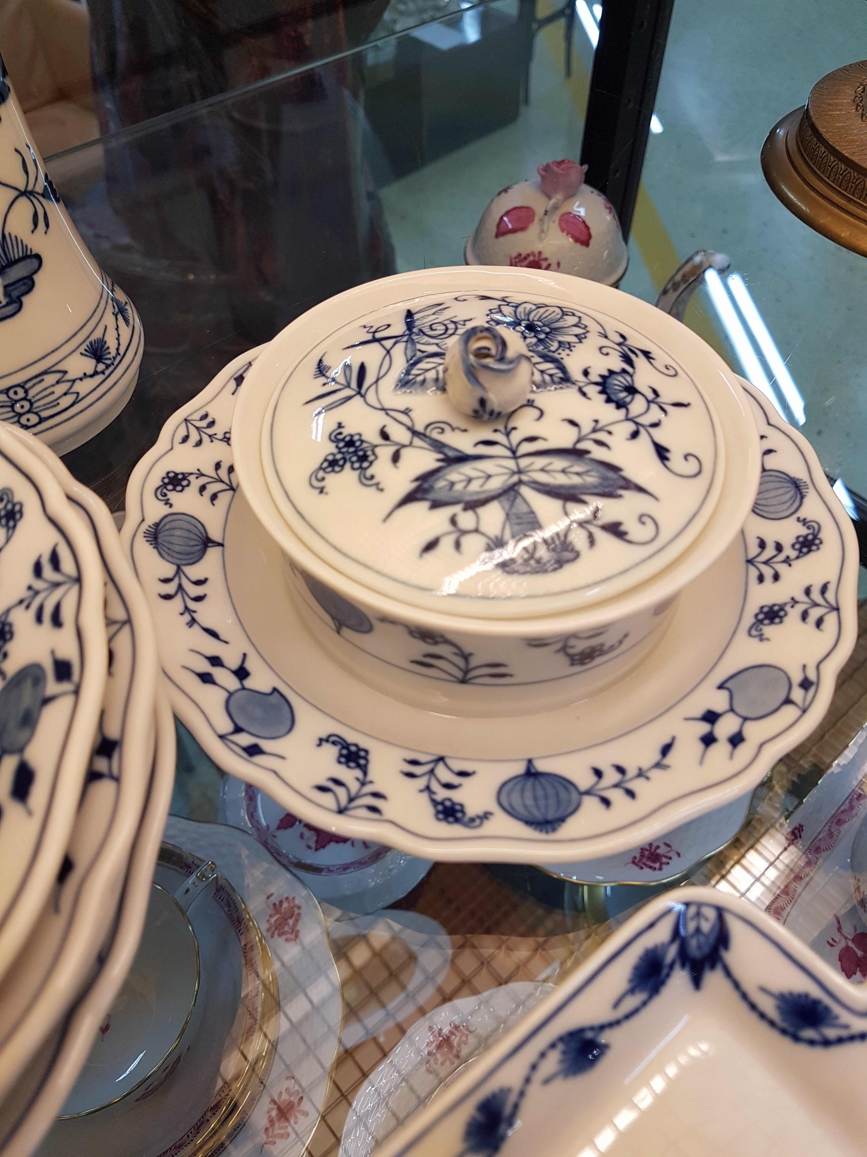 Detail d: Frühstückservice, Meissen, 20. Jh., blaues Zwiebelmuster unter der Glasur, vorwiegend 1. Wahl, einige Teile 2. Wahl, Kaffeekanne, Milchkännchen, ...