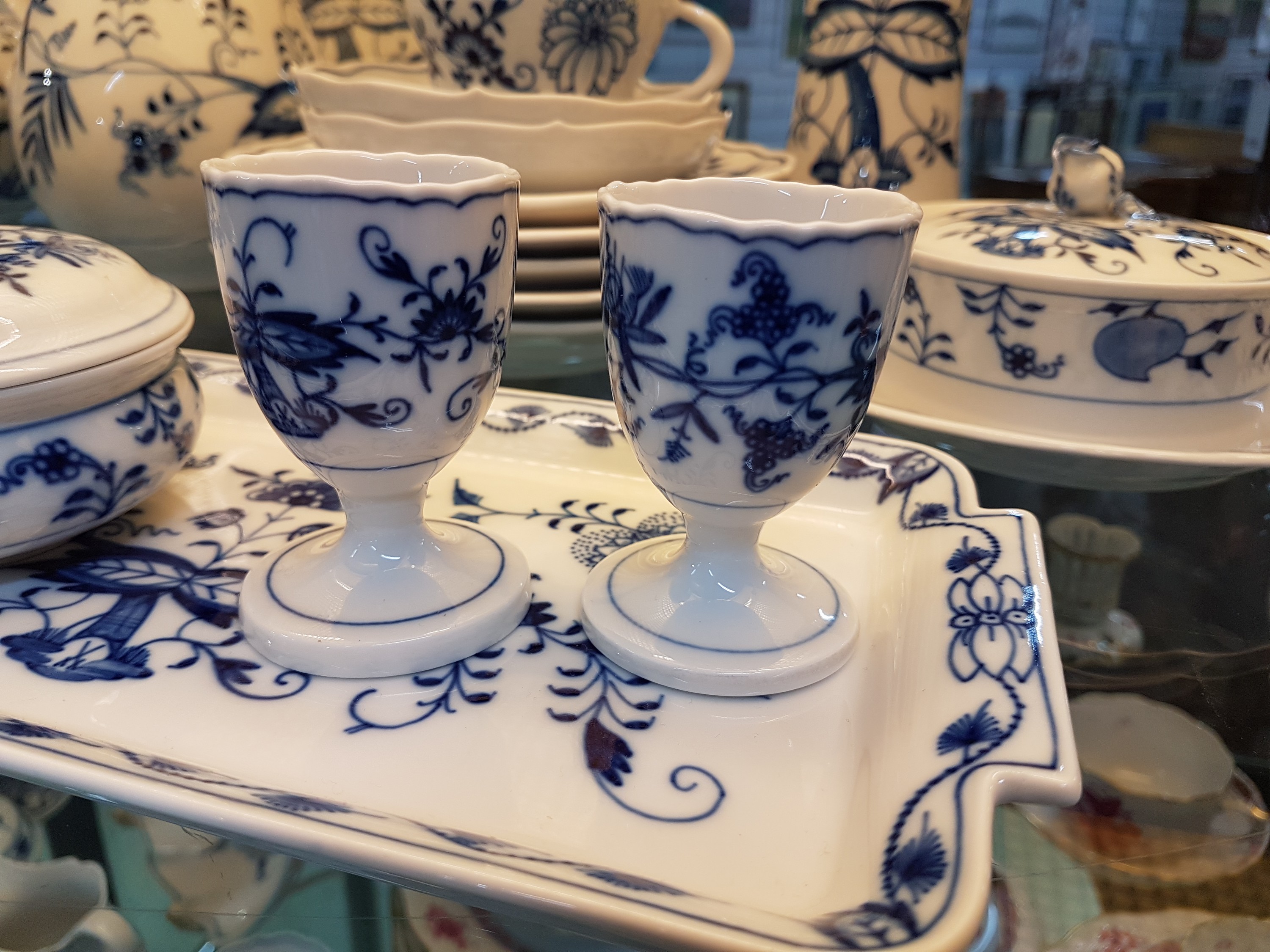 Detail e: Frühstückservice, Meissen, 20. Jh., blaues Zwiebelmuster unter der Glasur, vorwiegend 1. Wahl, einige Teile 2. Wahl, Kaffeekanne, Milchkännchen, ...