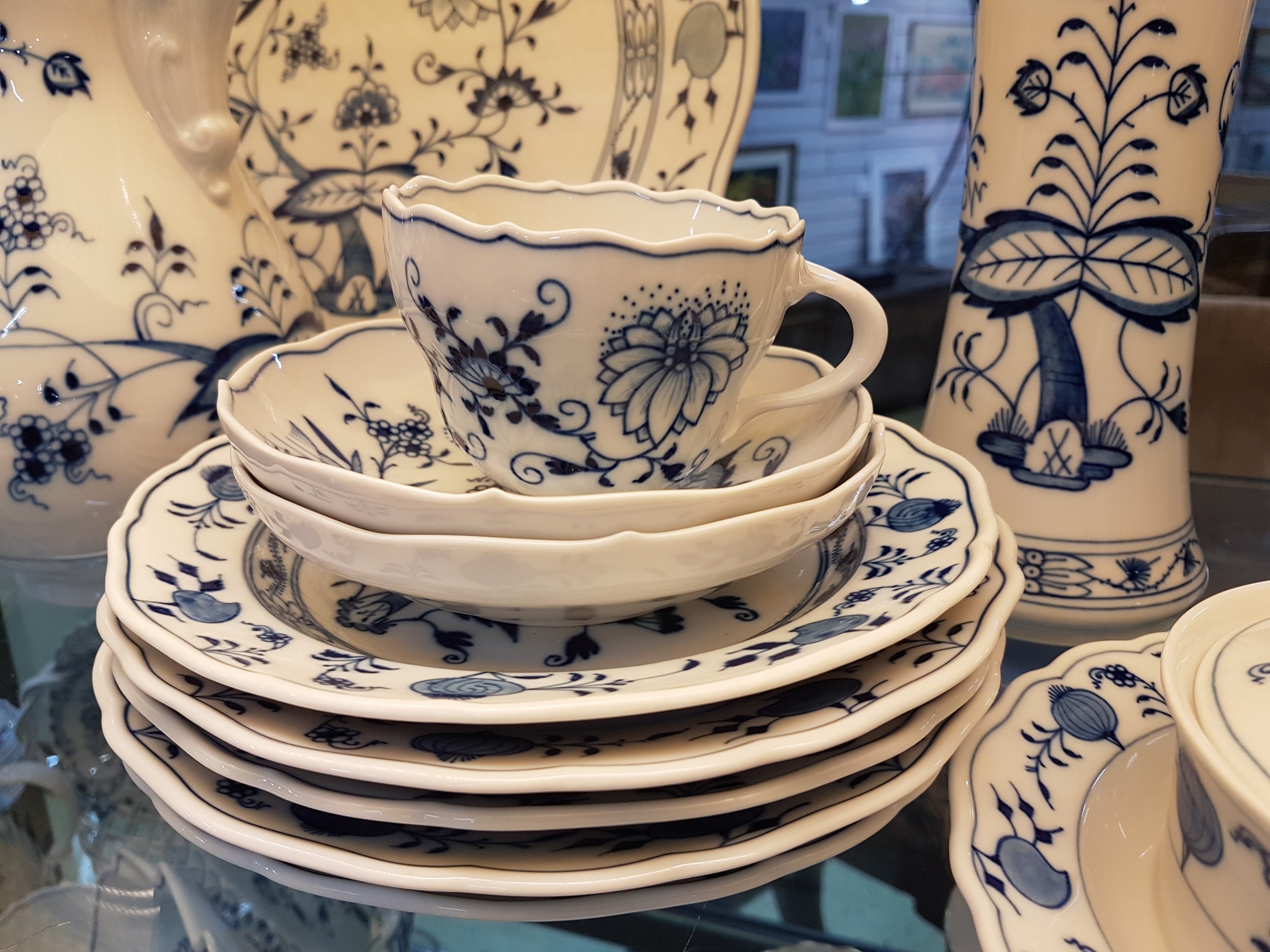 Detail f: Frühstückservice, Meissen, 20. Jh., blaues Zwiebelmuster unter der Glasur, vorwiegend 1. Wahl, einige Teile 2. Wahl, Kaffeekanne, Milchkännchen, ...